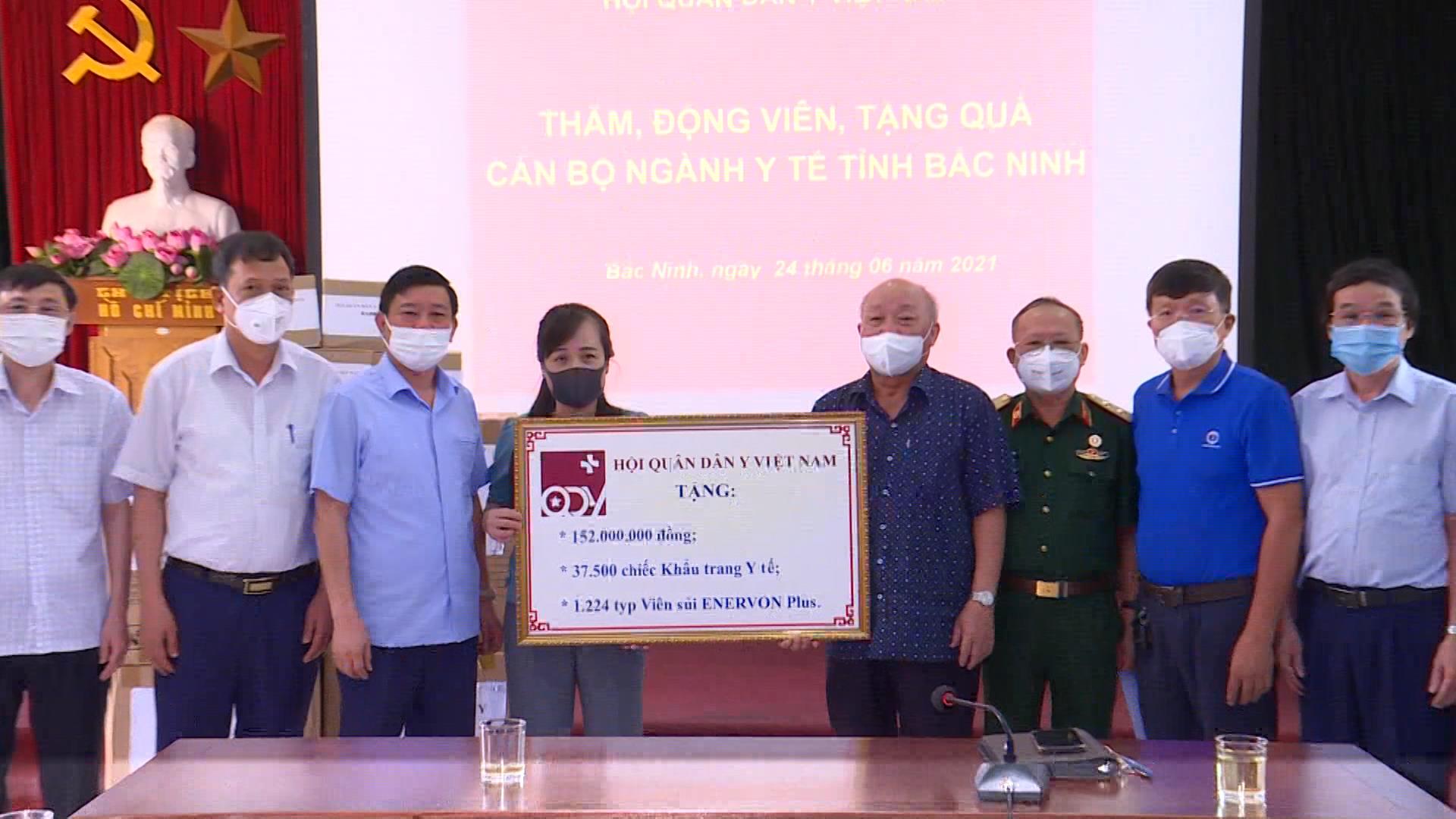 Hội Quân dân y Việt Nam thăm, tặng quà ngành Y tế Bắc Ninh