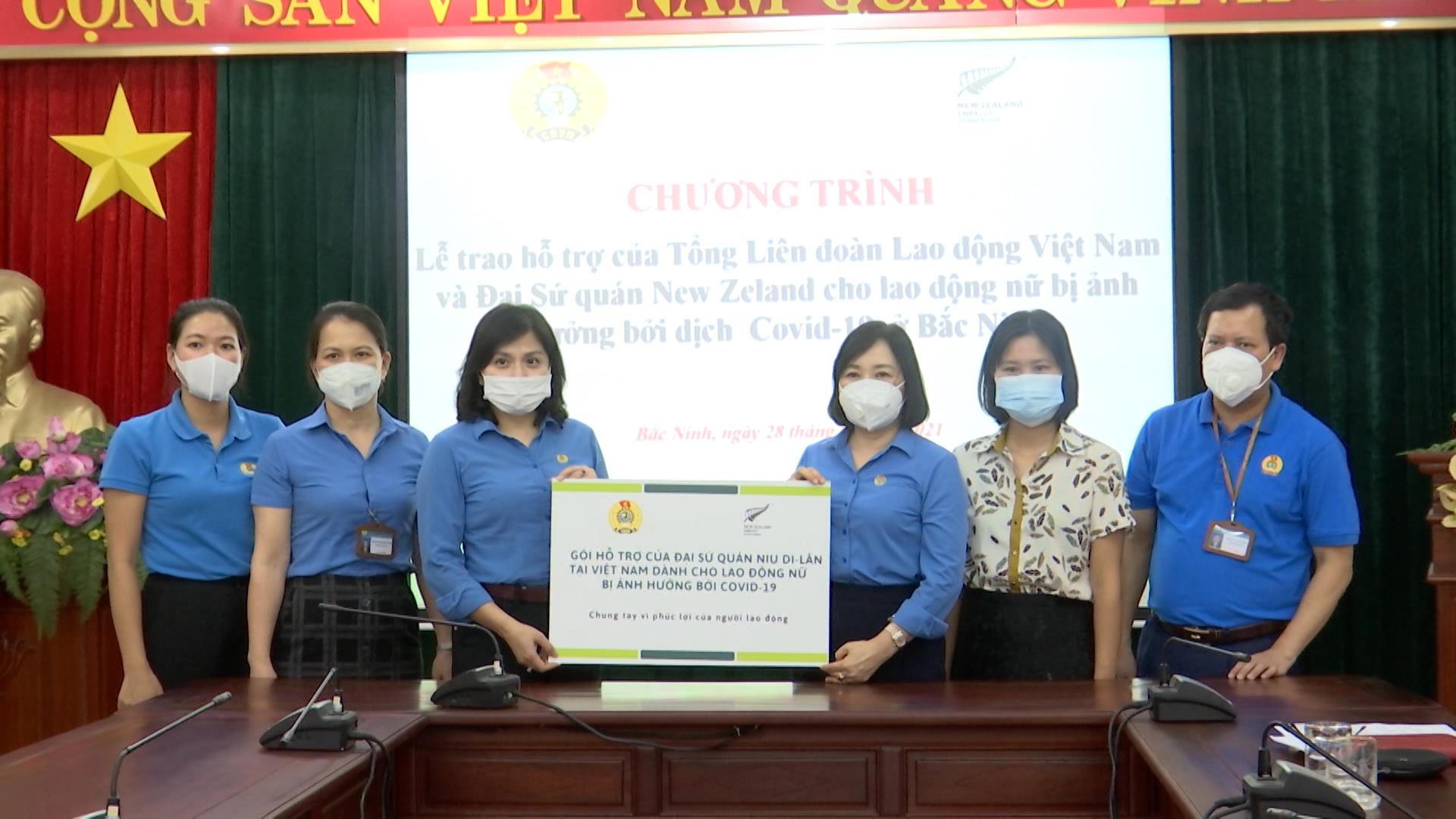 Liên đoàn Lao động tiếp nhận hỗ trợ của Đại sứ quán New Zealand cho lao động nữ