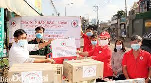 Hội Chữ thập đỏ tỉnh tặng quà hỗ trợ người dân khó khăn do Covid