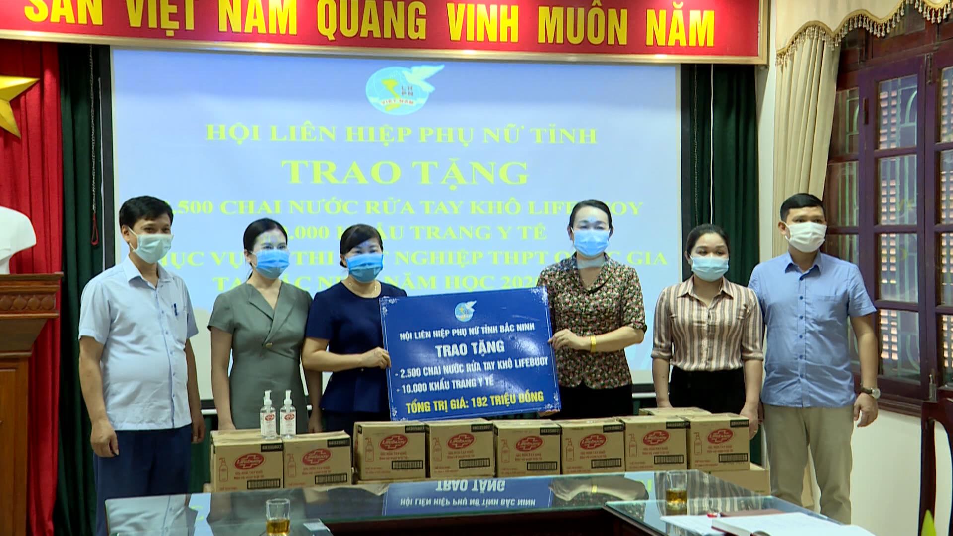 Hội Liên hiệp Phụ nữ tỉnh tặng trang thiết bị phòng dịch cho ngành giáo dục