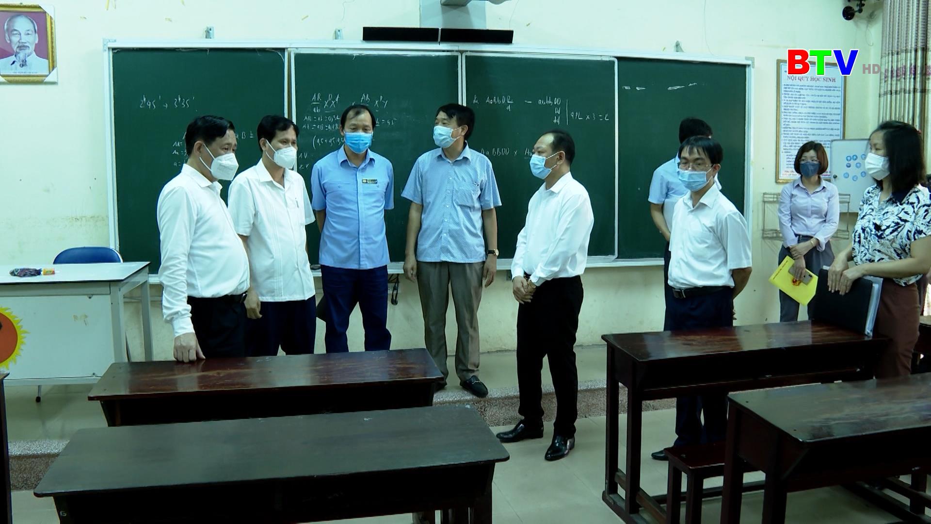 Phó Chủ tịch HĐND tỉnh Nguyễn Hạnh Chung kiểm tra công tác chuẩn bị thi tại Gia Bình
