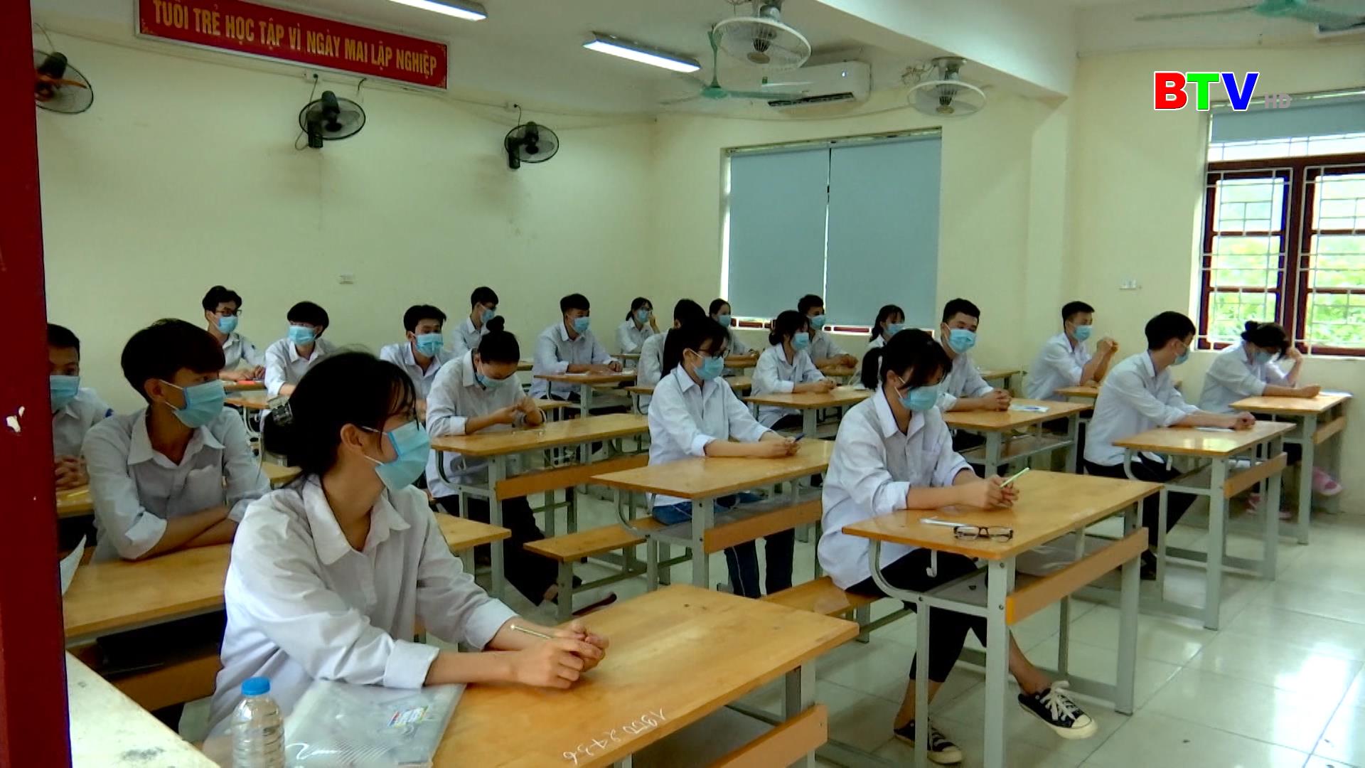 Sáng 7/7, hơn 16.300 thí sinh bước vào thi môn Văn học