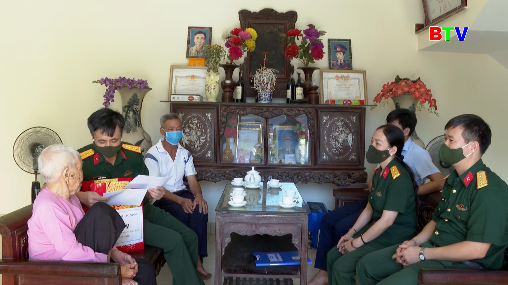 Bộ Chỉ huy Quân sự tỉnh thăm, tặng quà Mẹ Việt Nam anh hùng