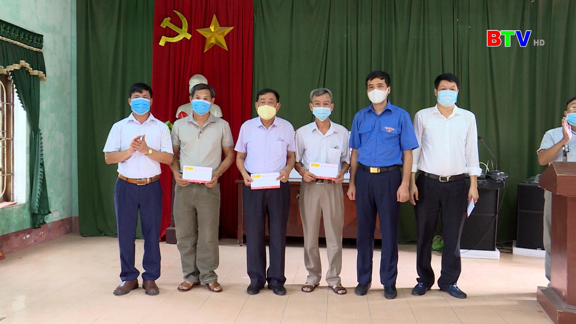 Trao tặng 164 suất quà cho các gia đình chính sách tại xã Phượng Mao