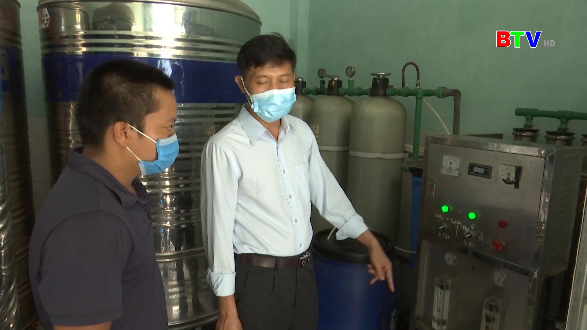 Đẩy mạnh kiểm tra an toàn thực phẩm mặt hàng nước uống tinh khiết và nước đá        