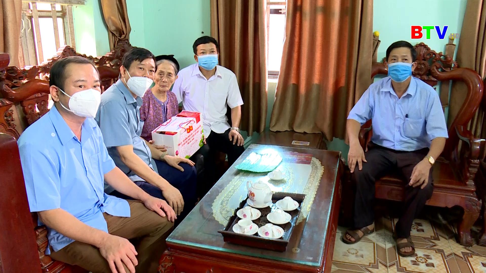 Phó Chủ tịch UBND tỉnh Ngô Tân Phượng thăm, tặng quà gia đình chính sách tại huyện Quế Võ