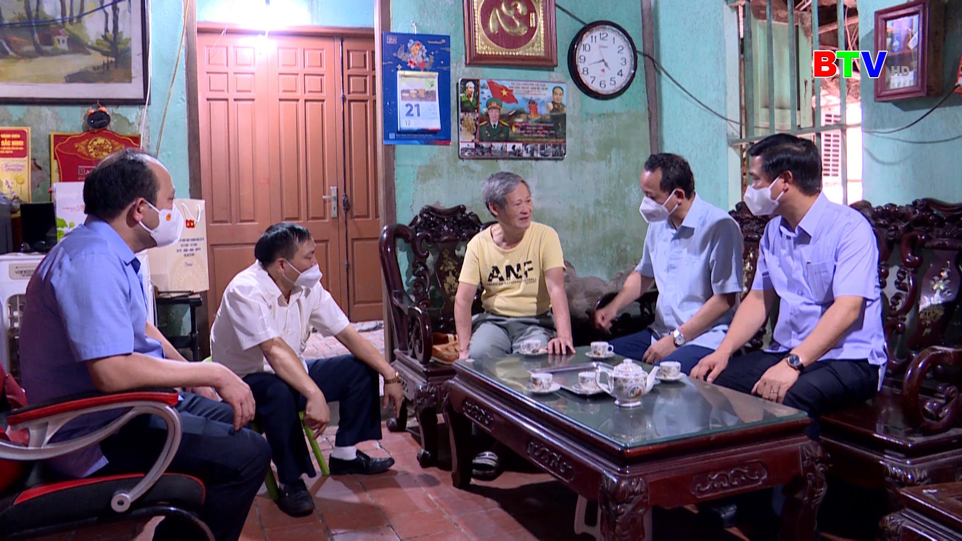 Phó Bí thư thường trực Tỉnh ủy Nguyễn Quốc Chung thăm, tặng quà 27/7 tại Từ Sơn