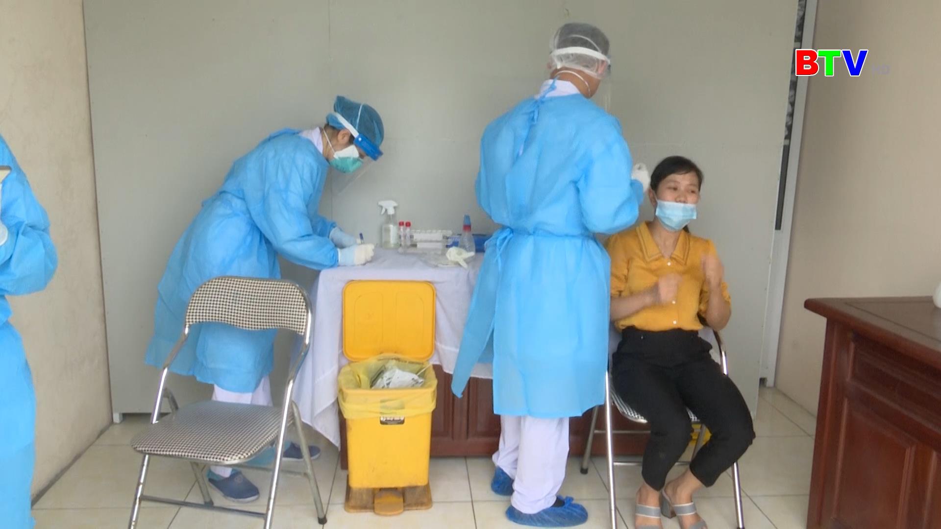 Cán bộ y tế có thể sử dụng quần áo bảo hộ rời khi lấy mẫu xét nghiệm Covid-19