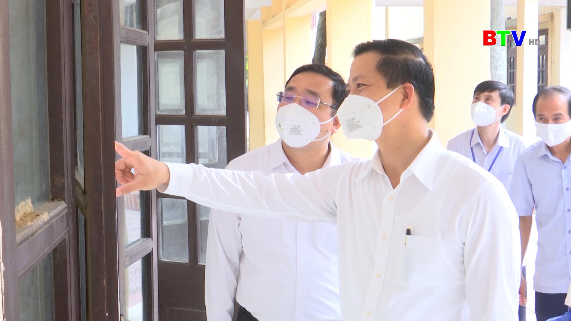 Đồng chí Vương Quốc Tuấn động viên các Hội đồng thi vào lớp 10 THPT