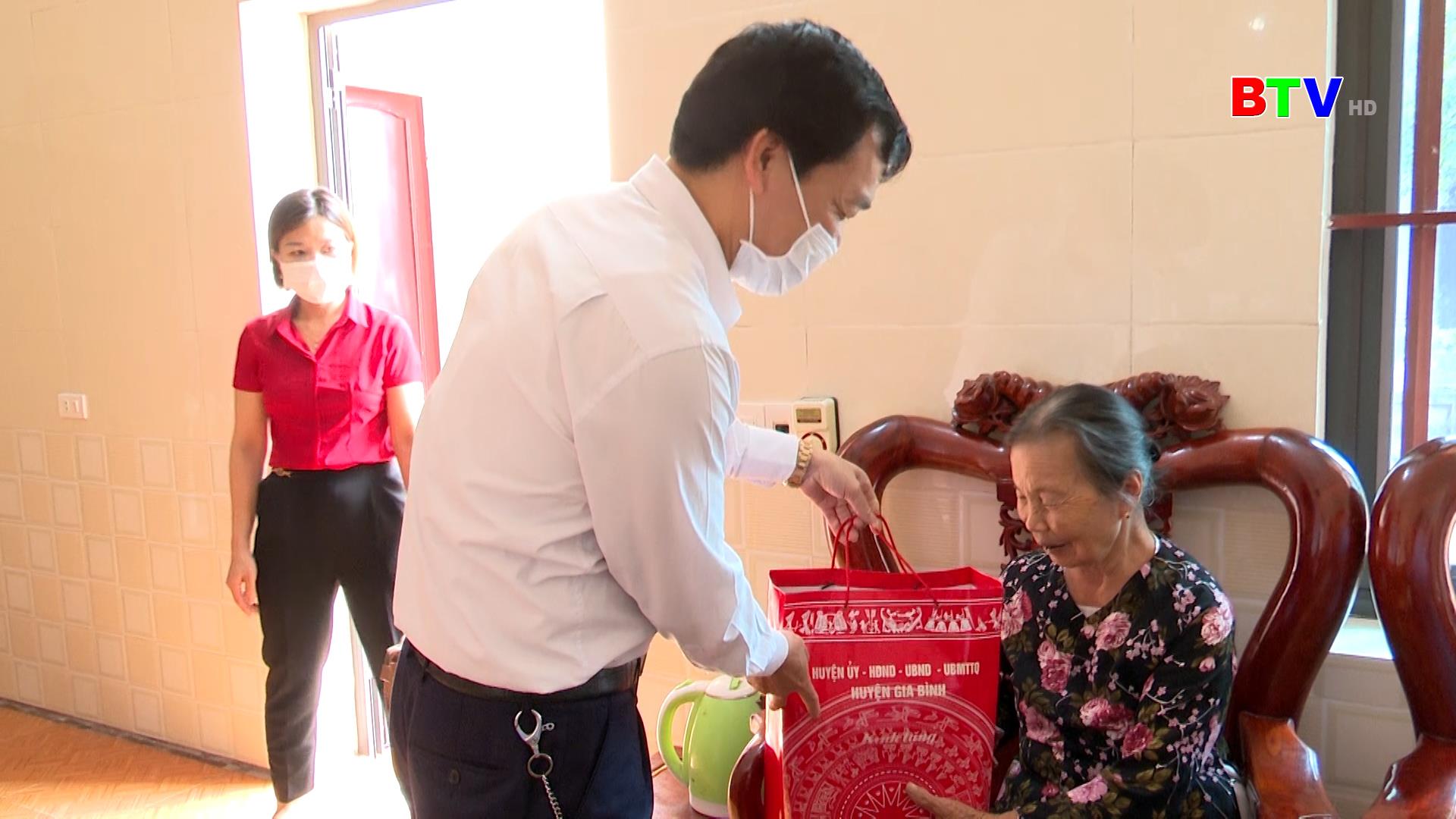 Huyện Gia Bình thăm, tặng quà Mẹ Việt Nam anh hùng, thương binh nặng