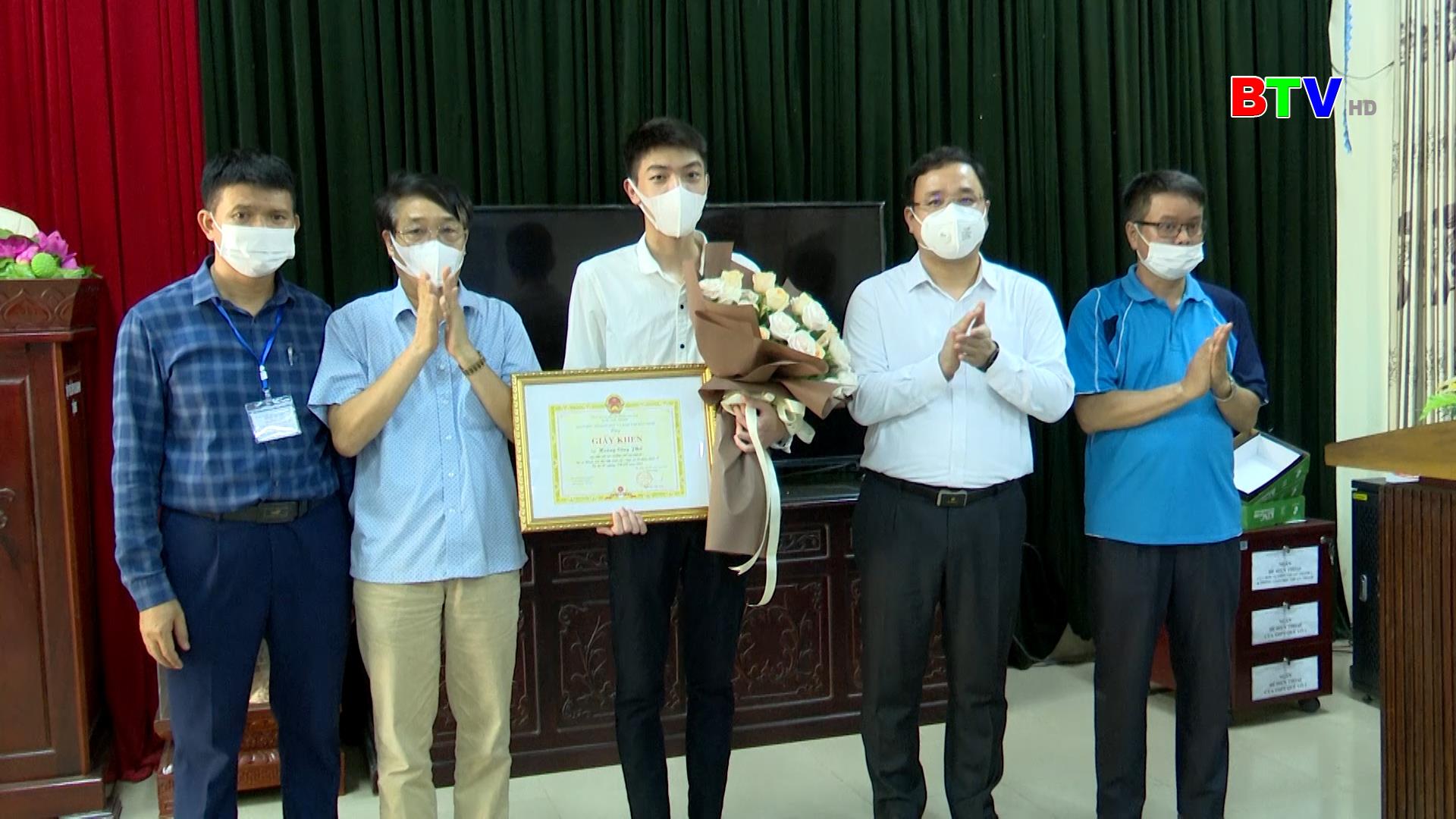 Sở Giáo dục và Đào tạo khen tặng học sinh đạt thủ khoa khối A