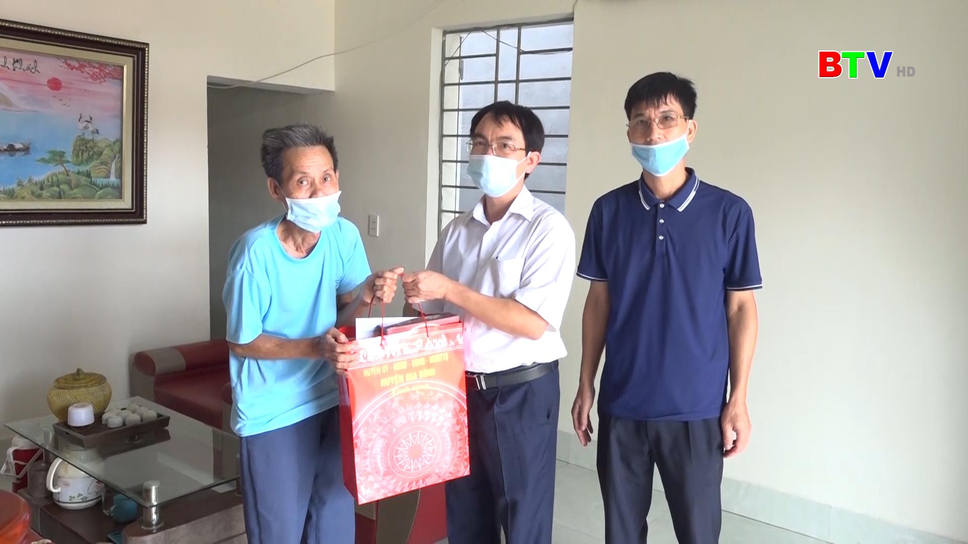  Huyện Gia Binh thăm, tặng quà nạn nhân chất độc da cam 