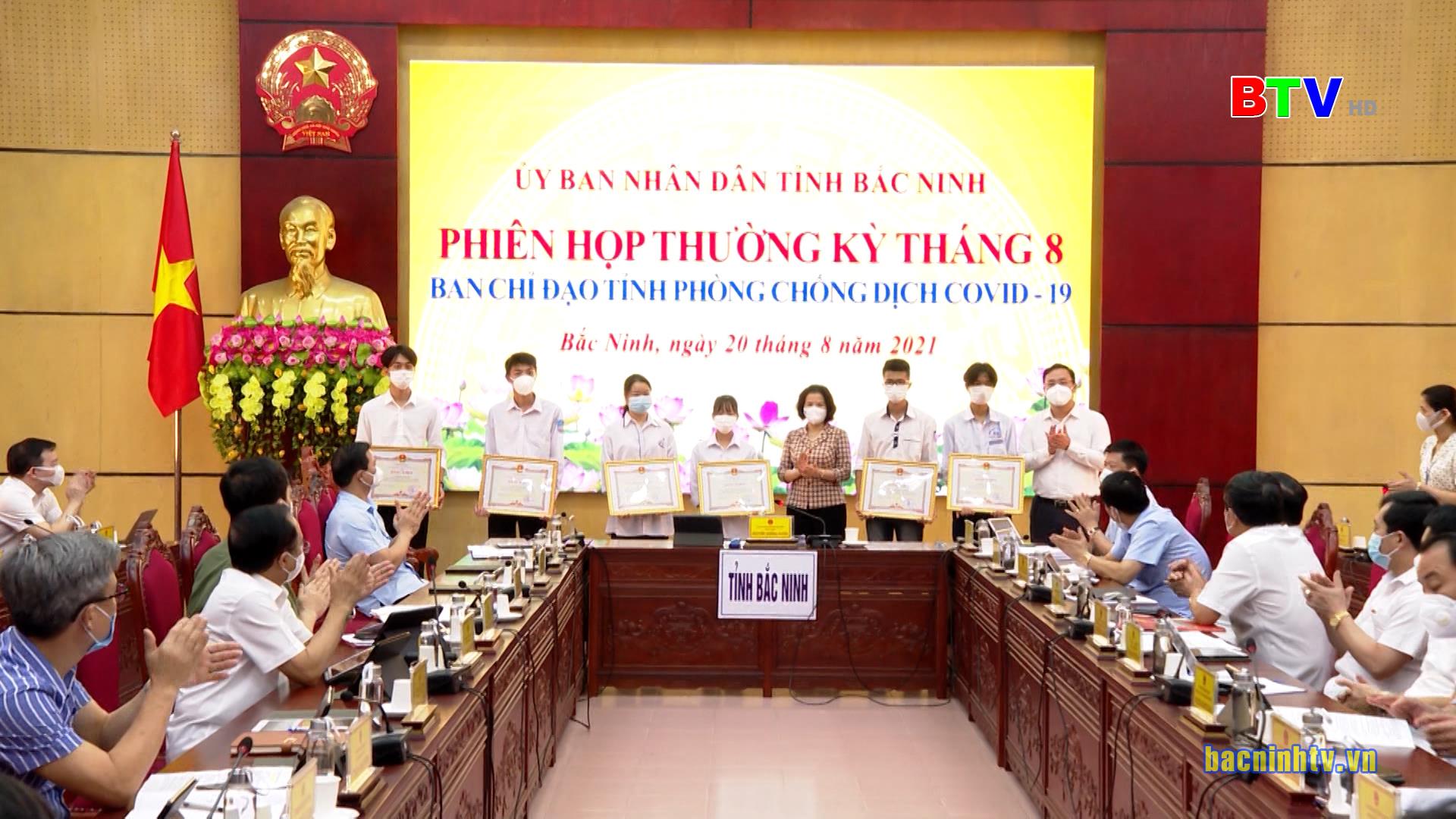 Chủ tịch UBND tỉnh khen thưởng chuyên đề tháng 8