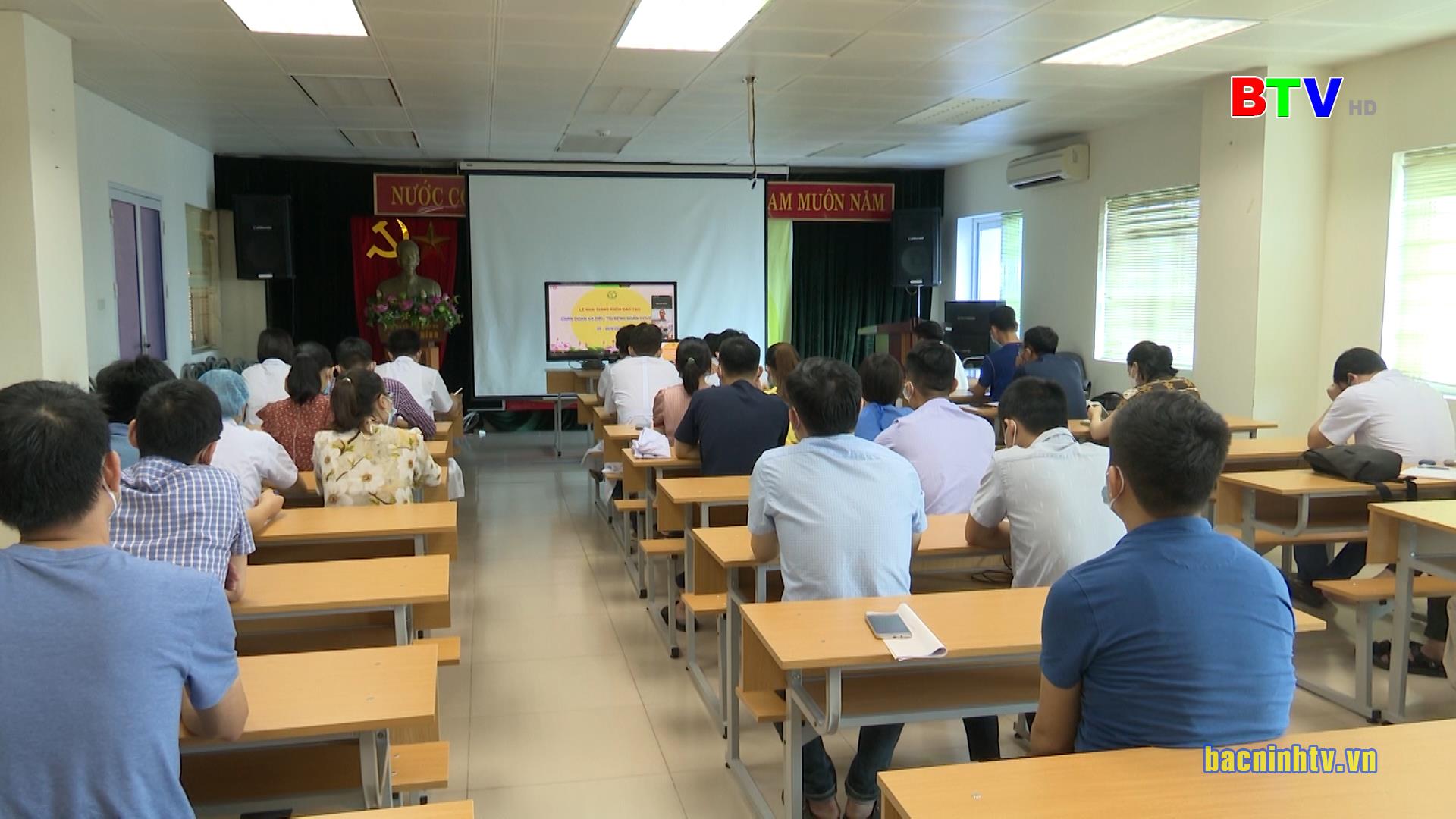 143 cán bộ y tế được đào tạo nâng cao năng lực cấp cứu, hồi sức tích cực, chăm sóc và điều trị bệnh nhân Covid-19