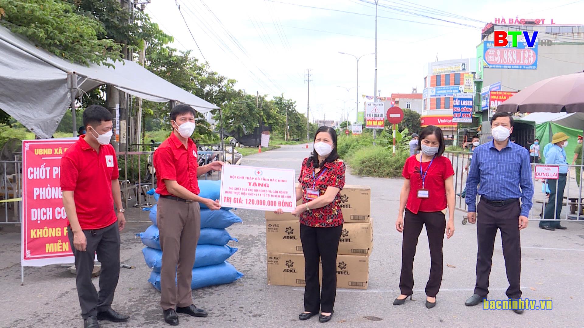 Hội Chữ thập đỏ tỉnh tặng quà tại huyện Tiên Du và thị xã Từ Sơn