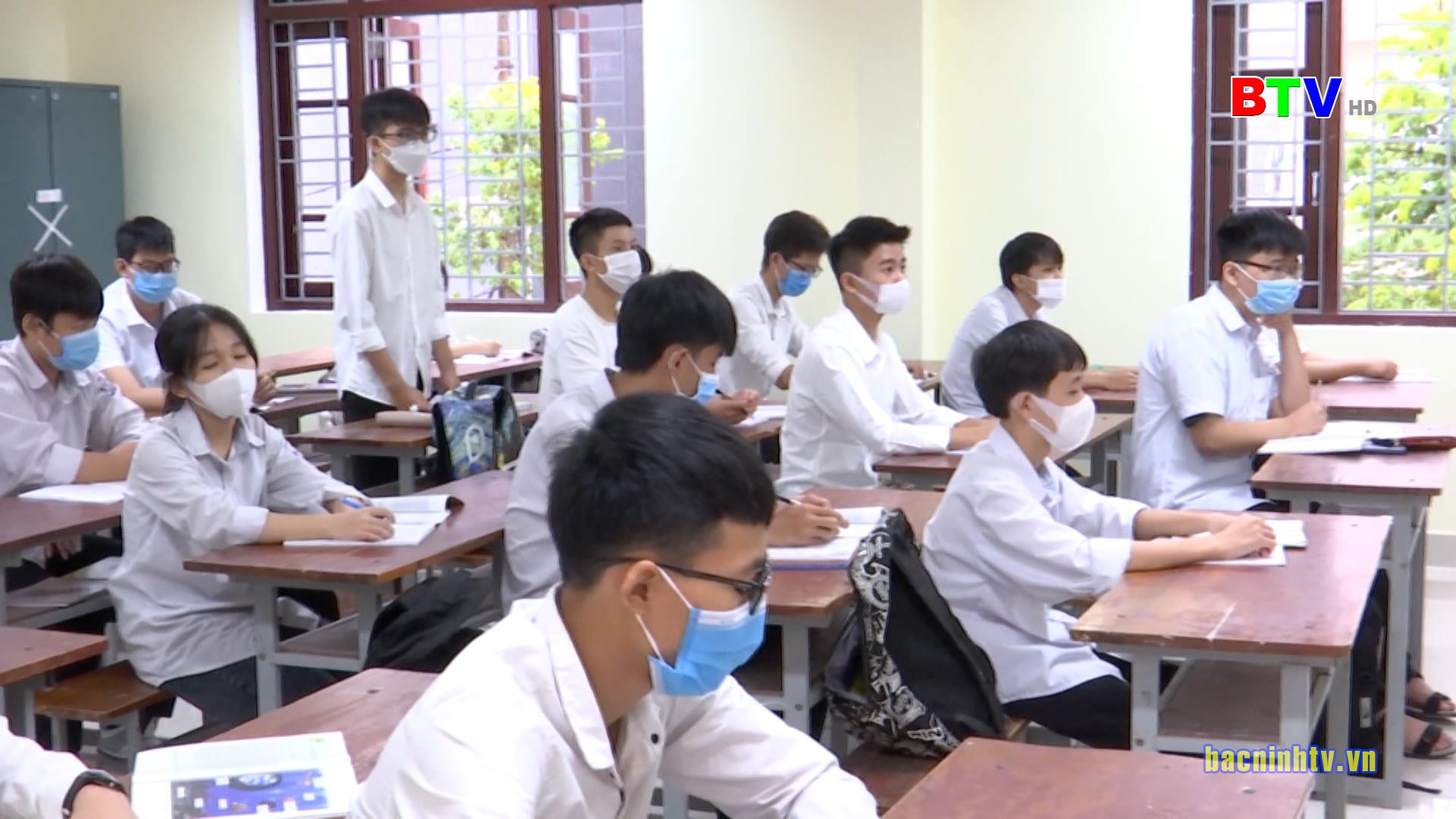 Ngày đầu học sinh đến trường học tập sau khai giảng