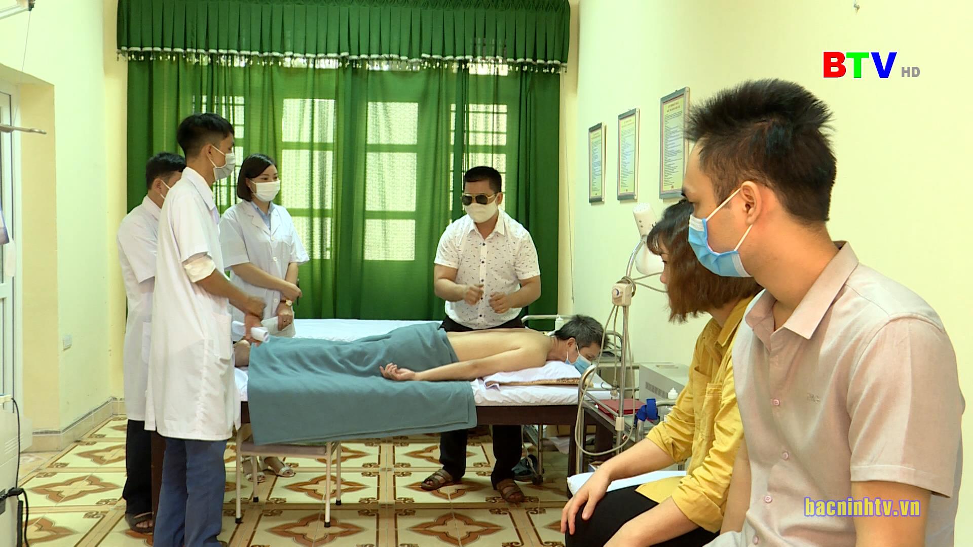 Bế giảng khóa học xoa bóp, bấm huyệt nâng cao cho người mù