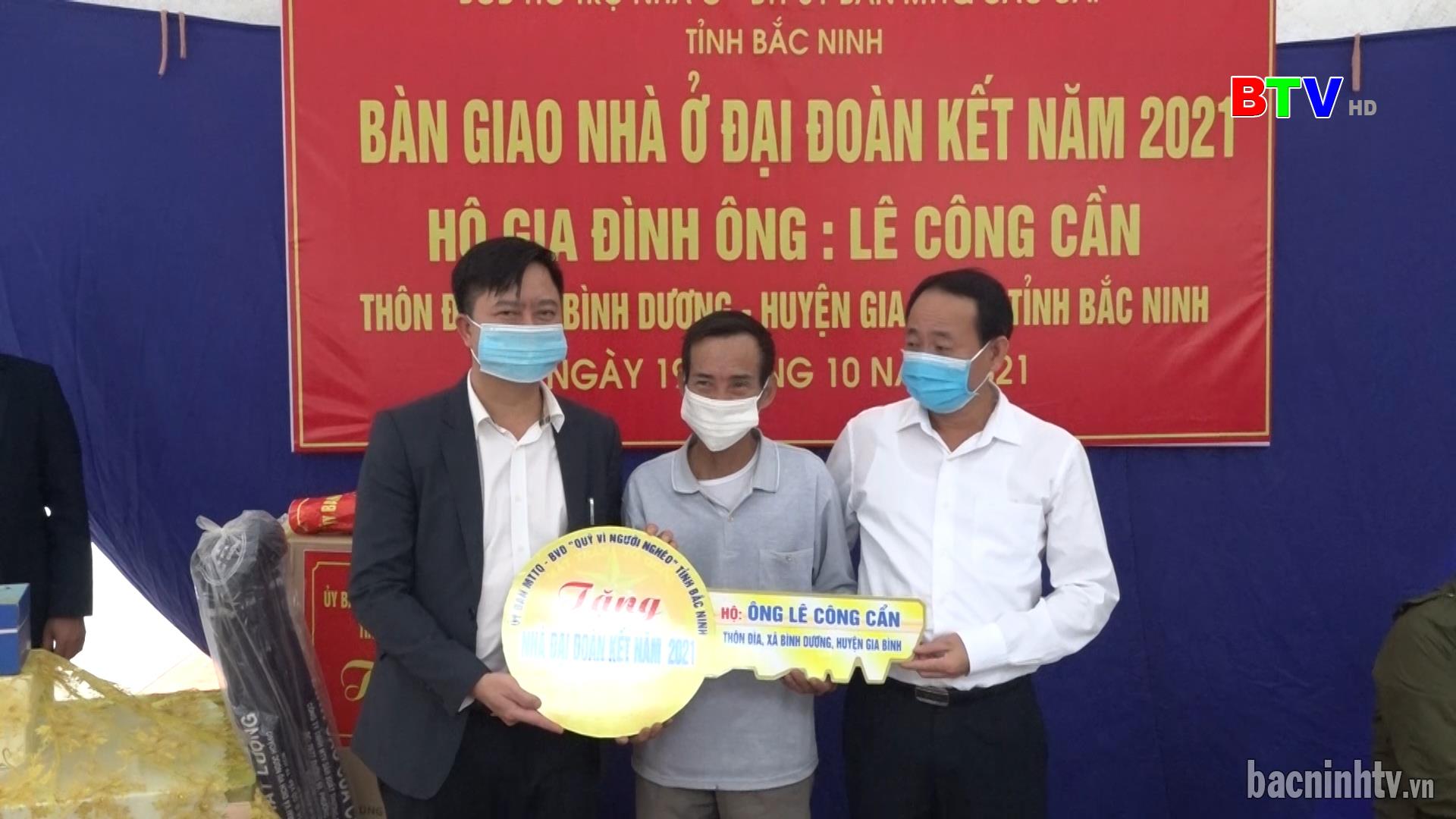 Ủy ban MTTQ tỉnh trao nhà Đại đoàn kết tại huyện Gia Bình