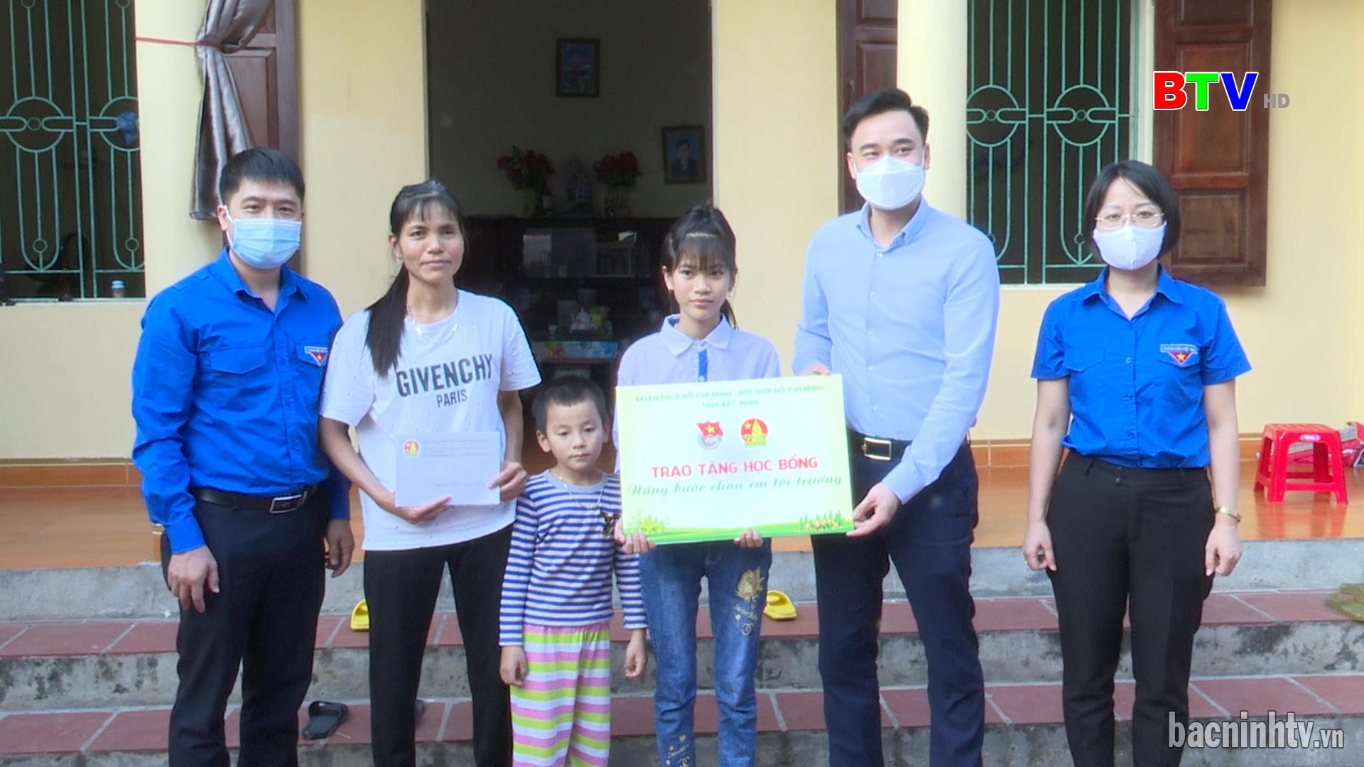 Tỉnh Đoàn trao học bổng “Nâng bước chân em đến trường”