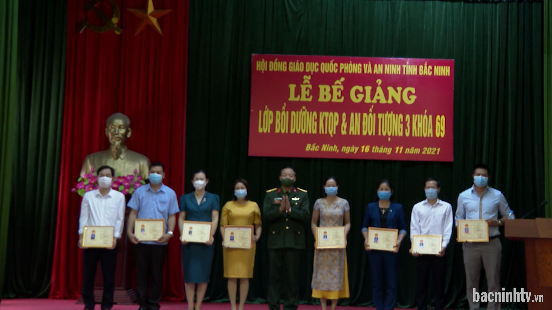 Bế giảng lớp bồi dưỡng kiến thức quốc phòng, an ninh đối tượng 3, khóa 69