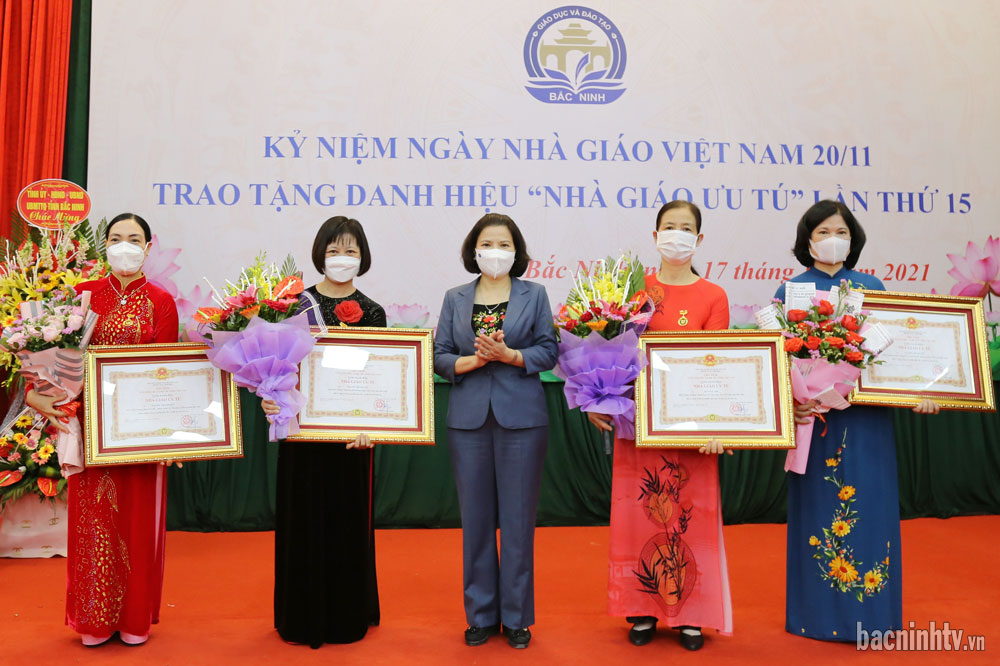 Kỷ niệm ngày Nhà giáo Việt Nam 20/11, tặng danh hiệu “Nhà giáo Ưu tú” 