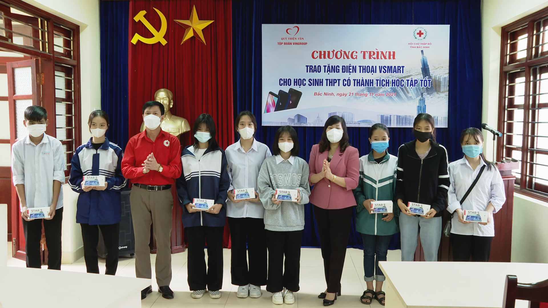 Tặng điện thoại thông minh cho học sinh khó khăn