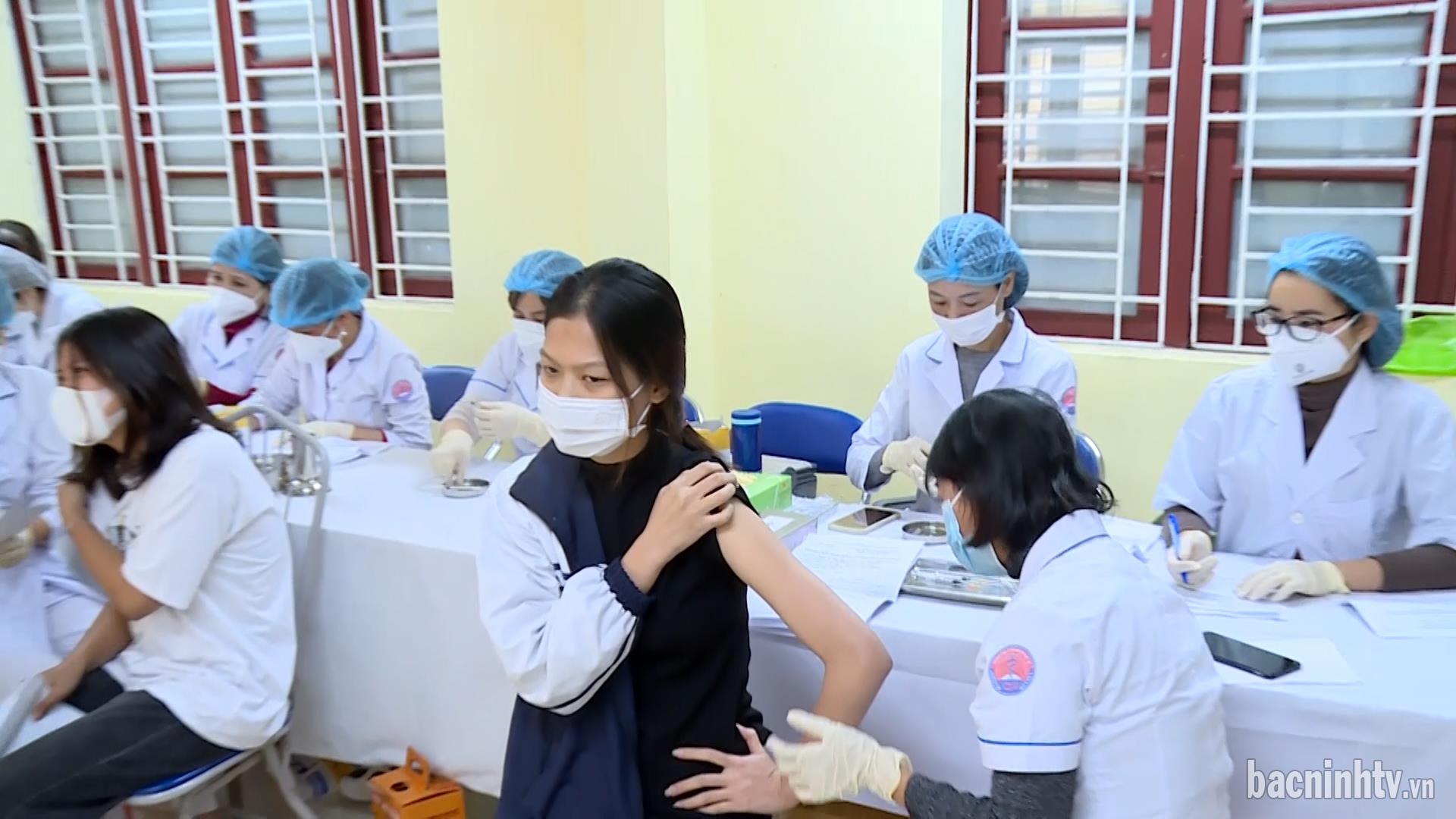 Quế Võ tiêm vắc xin phòng dịch COVID-19 cho học sinh