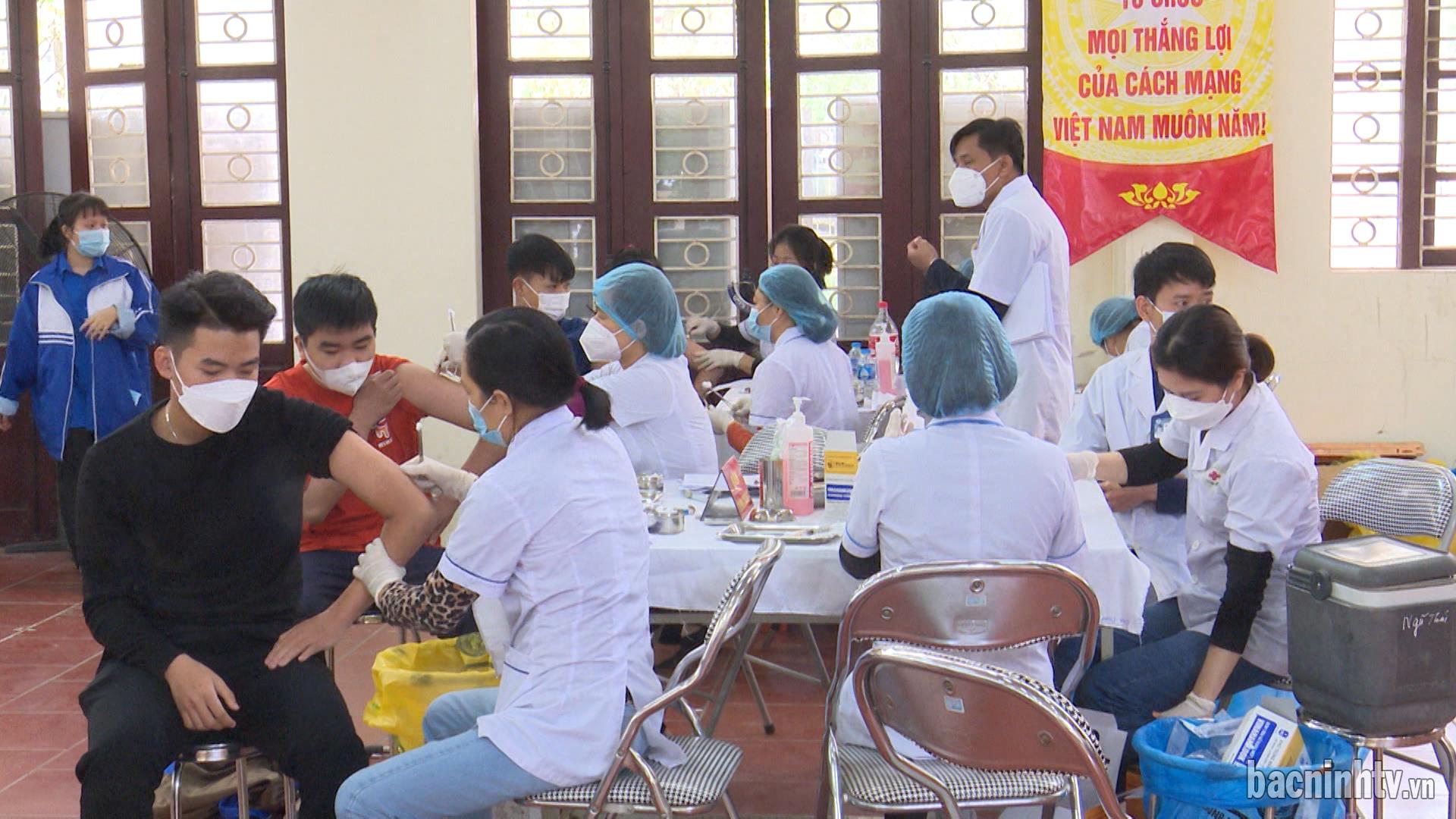 Thuận Thành tiêm vắc xin cho trẻ em từ 15-17 tuổi