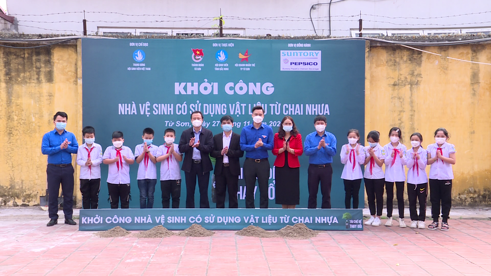    Xây dựng nhà vệ sinh sử dụng vật liệu từ chai nhựa