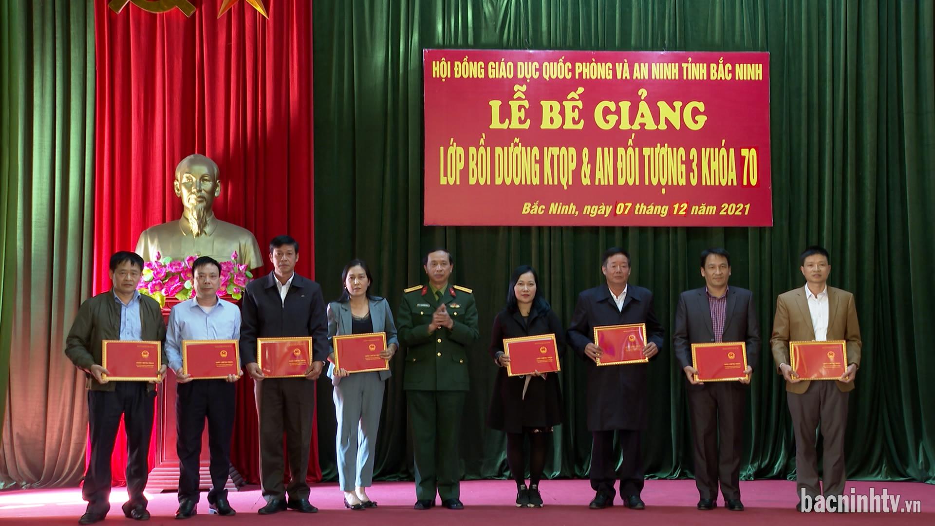 Bế giảng lớp bồi dưỡng kiến thức quốc phòng, an ninh đối tượng 3   