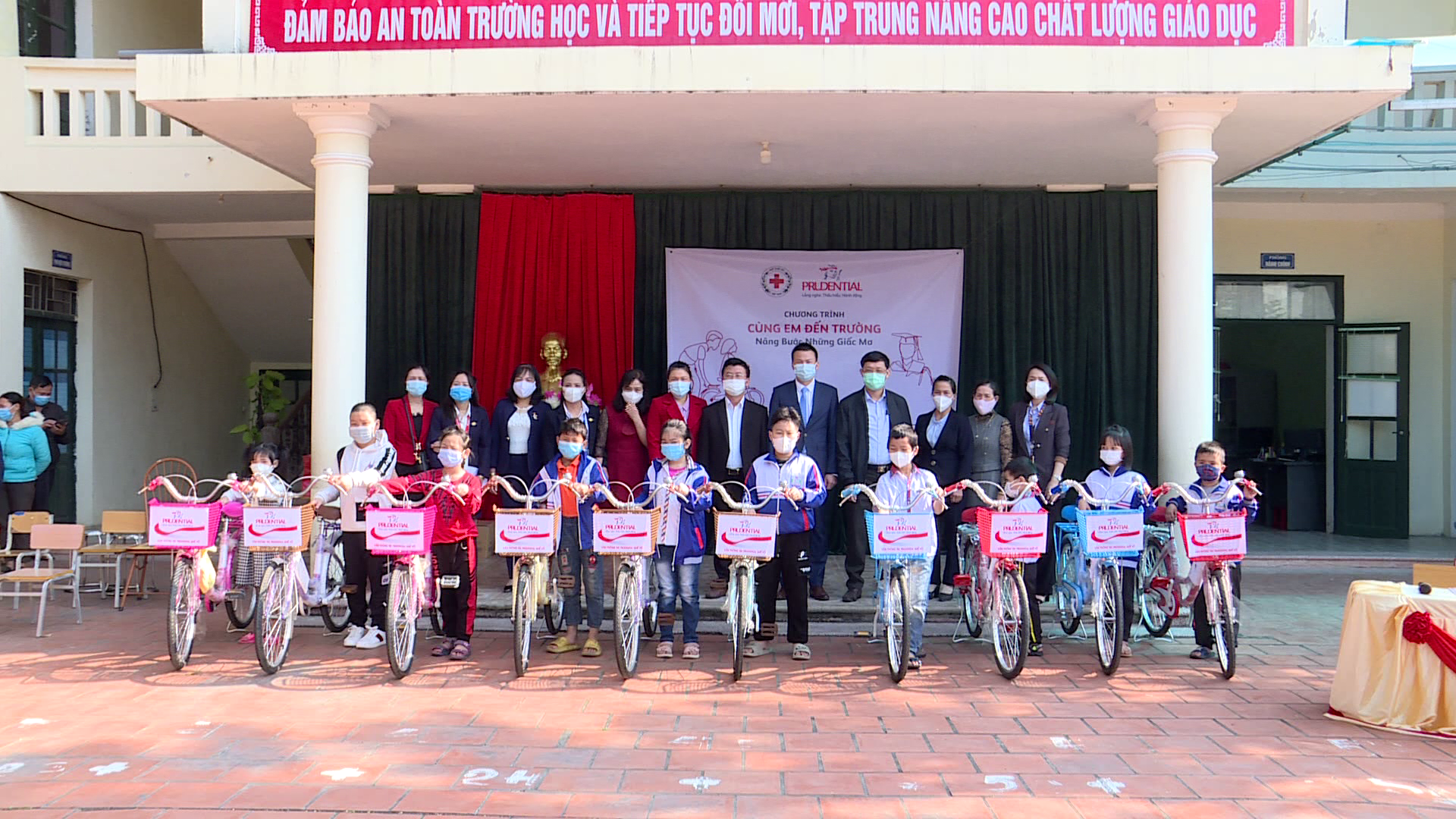 Tặng xe đạp cho học sinh có hoàn cảnh khó khăn