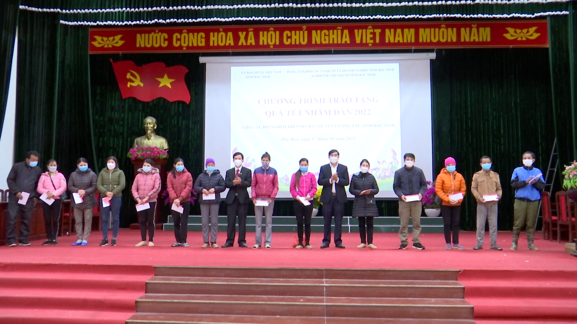 Trao tặng 214 suất quà cho hộ nghèo huyện Lương Tài