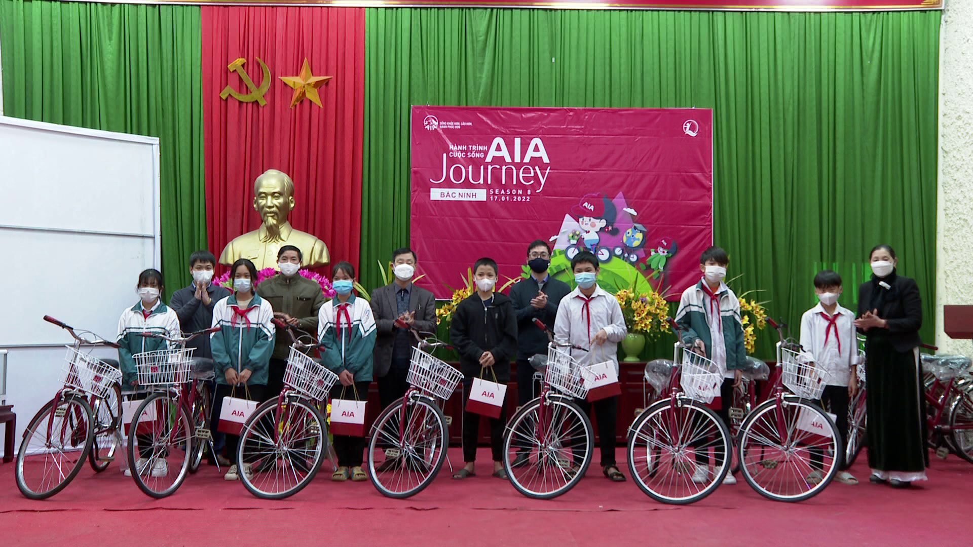 AIA Bắc Ninh trao tặng 20 xe đạp cho trẻ em nghèo