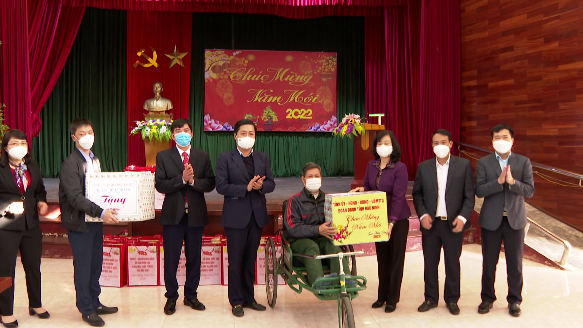 Tặng quà Người có công, đối tượng Bảo trợ xã hội dịp Tết Nhâm Dần 2022
