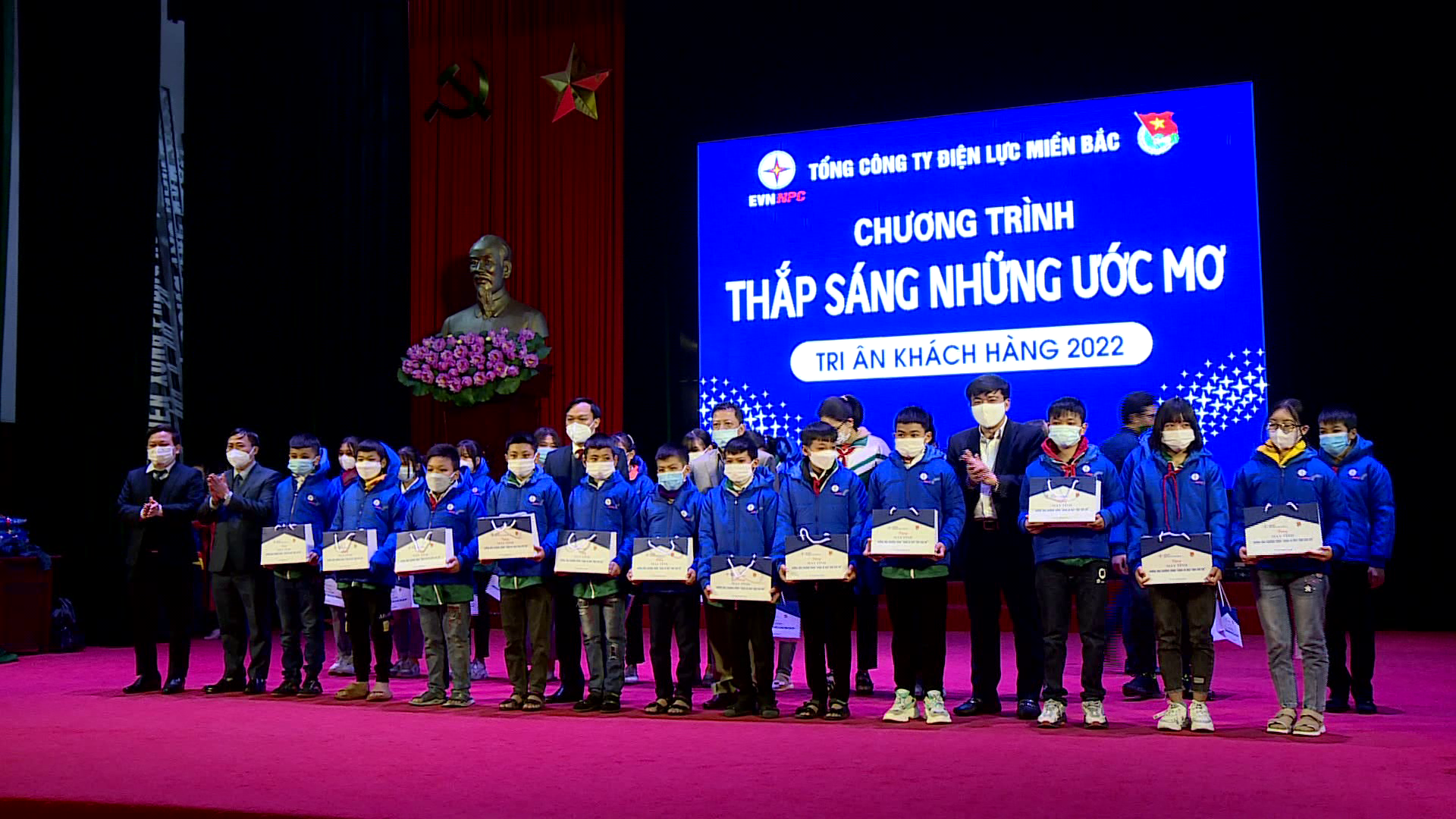 Tổng Công ty Điện lực miền Bắc tặng quà học sinh vượt khó huyện Lương Tài