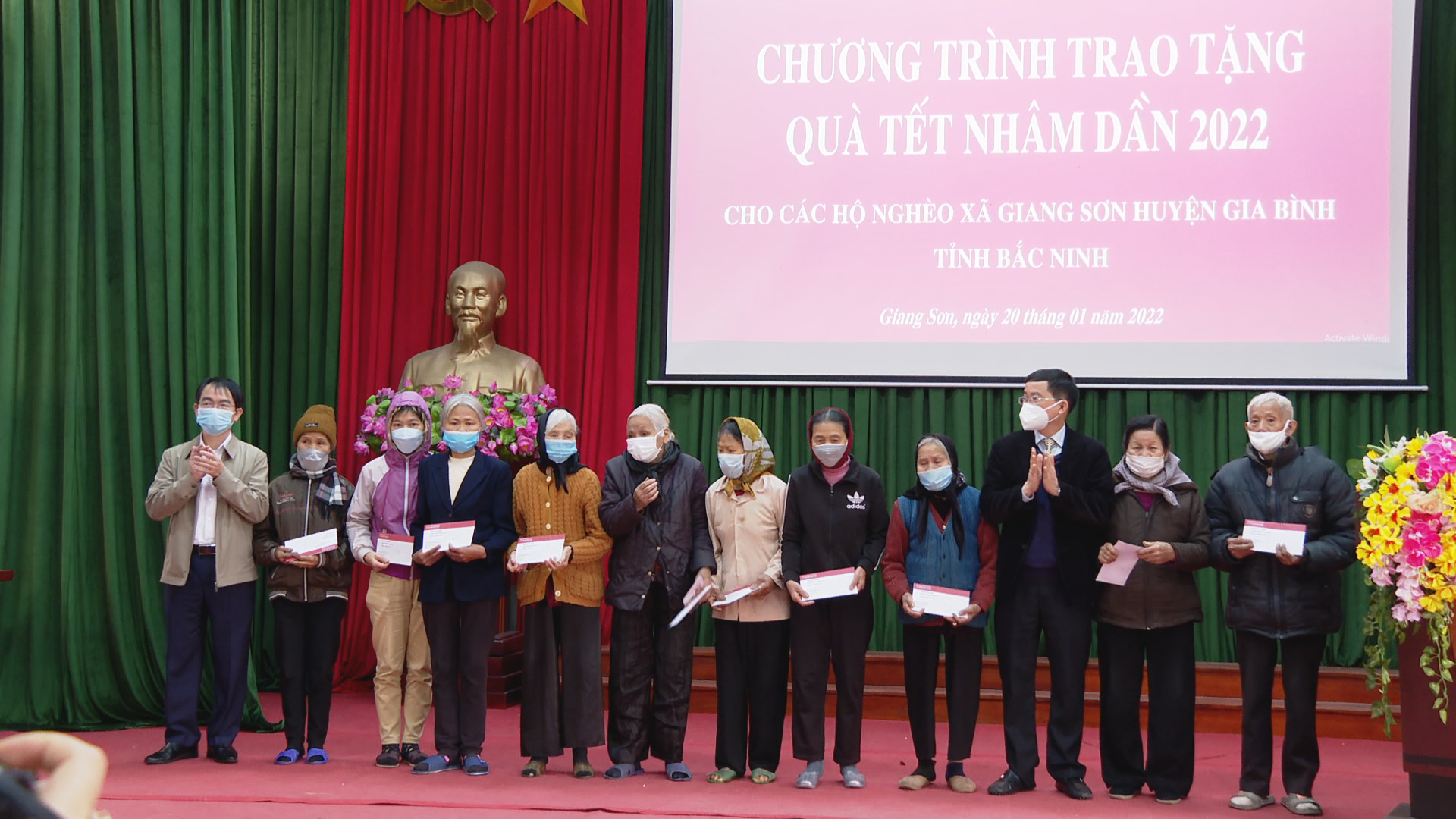 Trao tặng 117 suất quà cho các hộ nghèo huyện Gia Bình