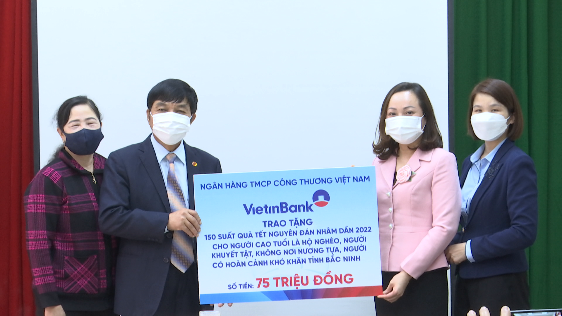 Vietinbank tặng 150 suất quà Tết cho người cao tuổi có hoàn cảnh khó khăn