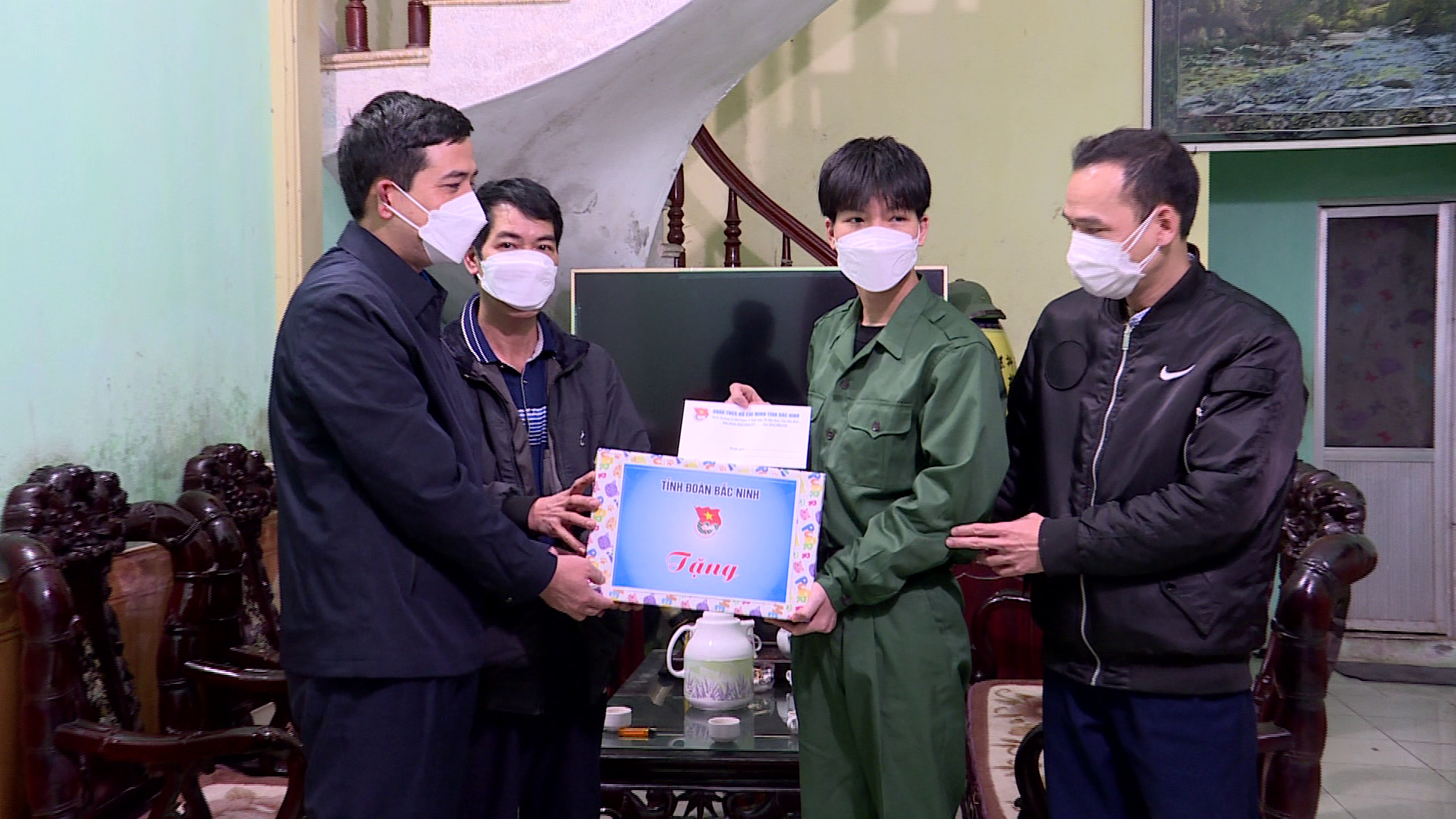Tỉnh Đoàn thăm, tặng quà các tân binh có hoàn cảnh khó khăn