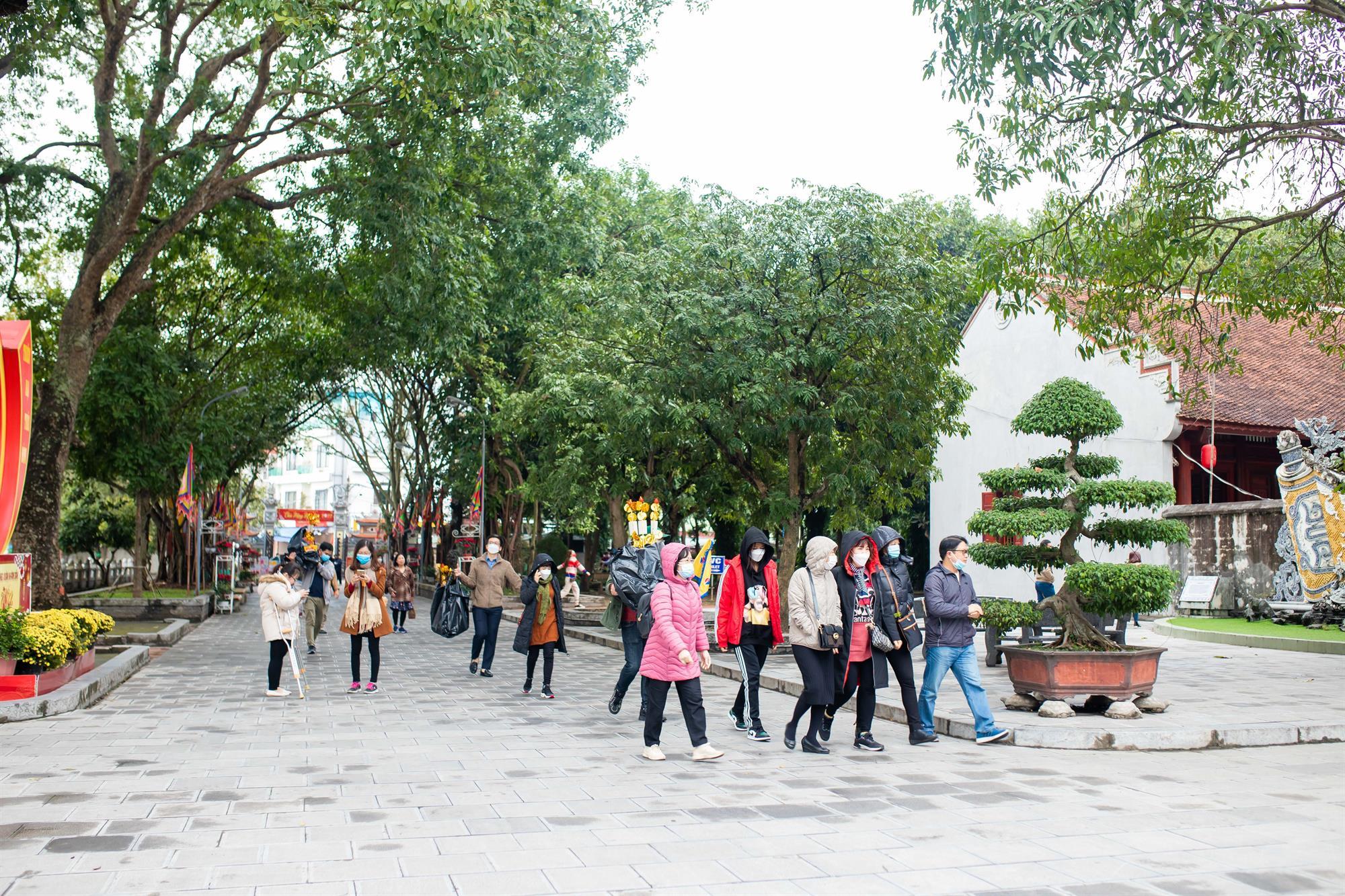 Người dân thực hiện nghiêm các biện pháp phòng, chống dịch khi vui xuân