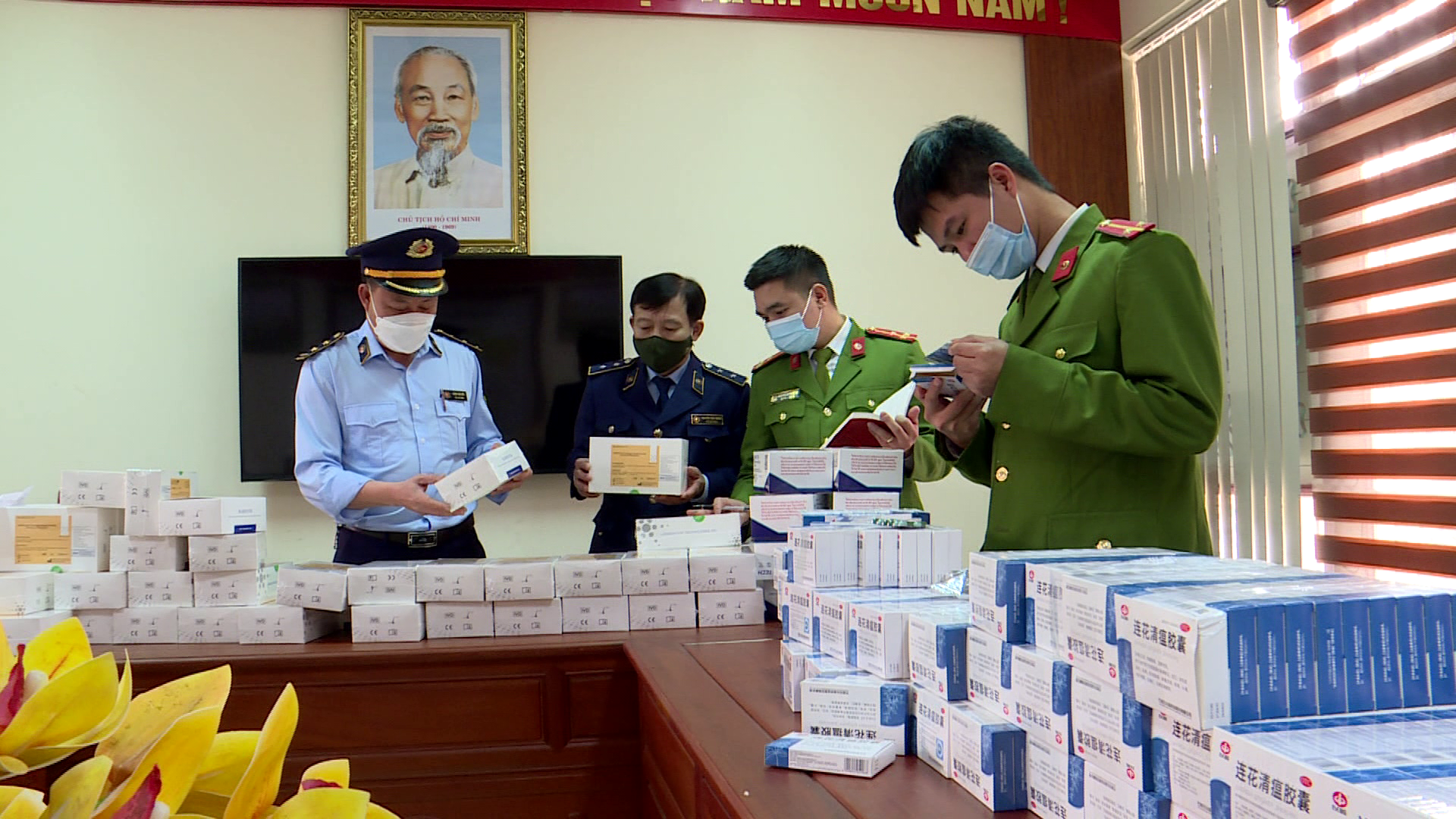 Thu giữ gần 2.700 bộ kít test và 14.000 viên nang không rõ nguồn gốc