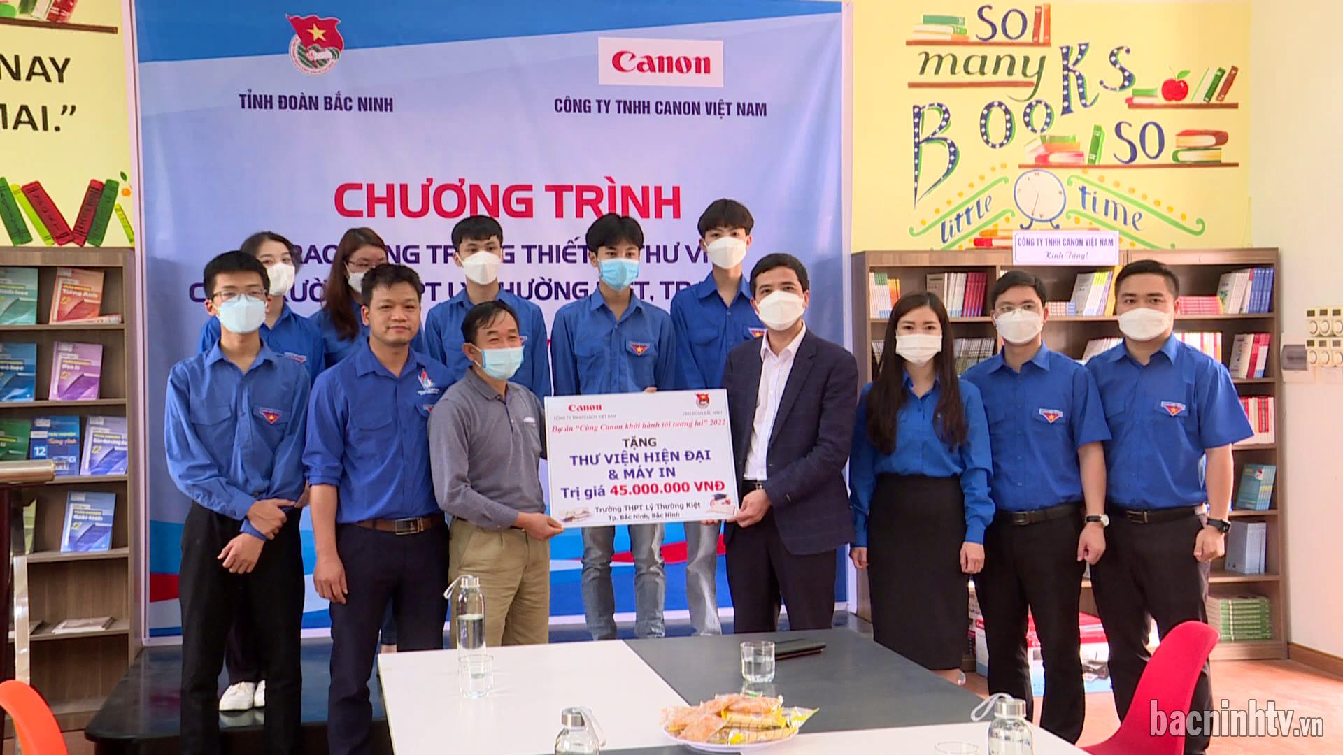 Tặng thiết bị cho Thư viện Trường THPT Lý Thường Kiệt