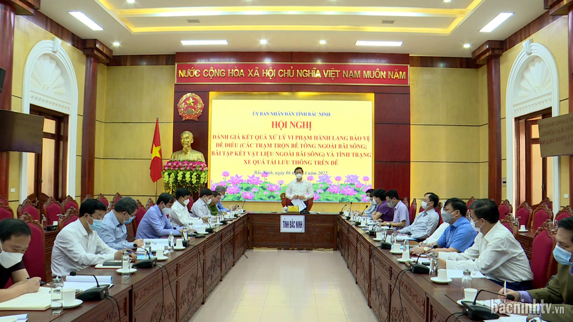 UBND tỉnh kết luận thanh tra các trạm trộn bê tông ngoài bãi sông; Bãi tập kết vật liệu và tình trạng xe quá tải lưu thông trên đê