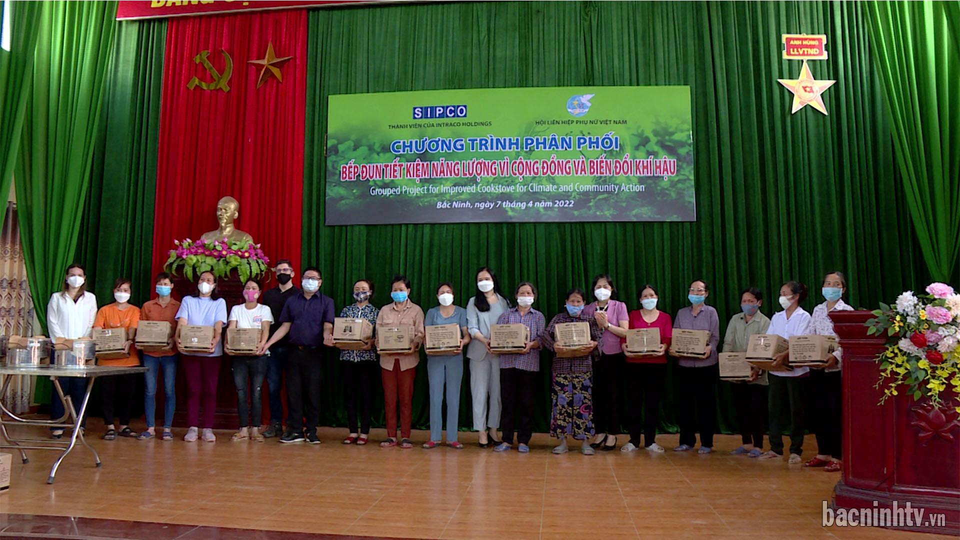 Trao tặng 700 bếp tiết kiệm năng lượng cho hội viên phụ nữ huyện Quế Võ