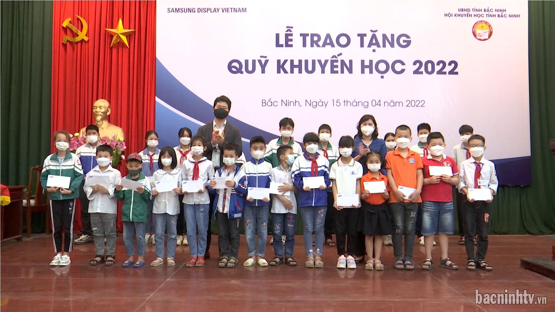 Công ty Samsung Display trao học bổng học sinh có hoàn cảnh khó khăn