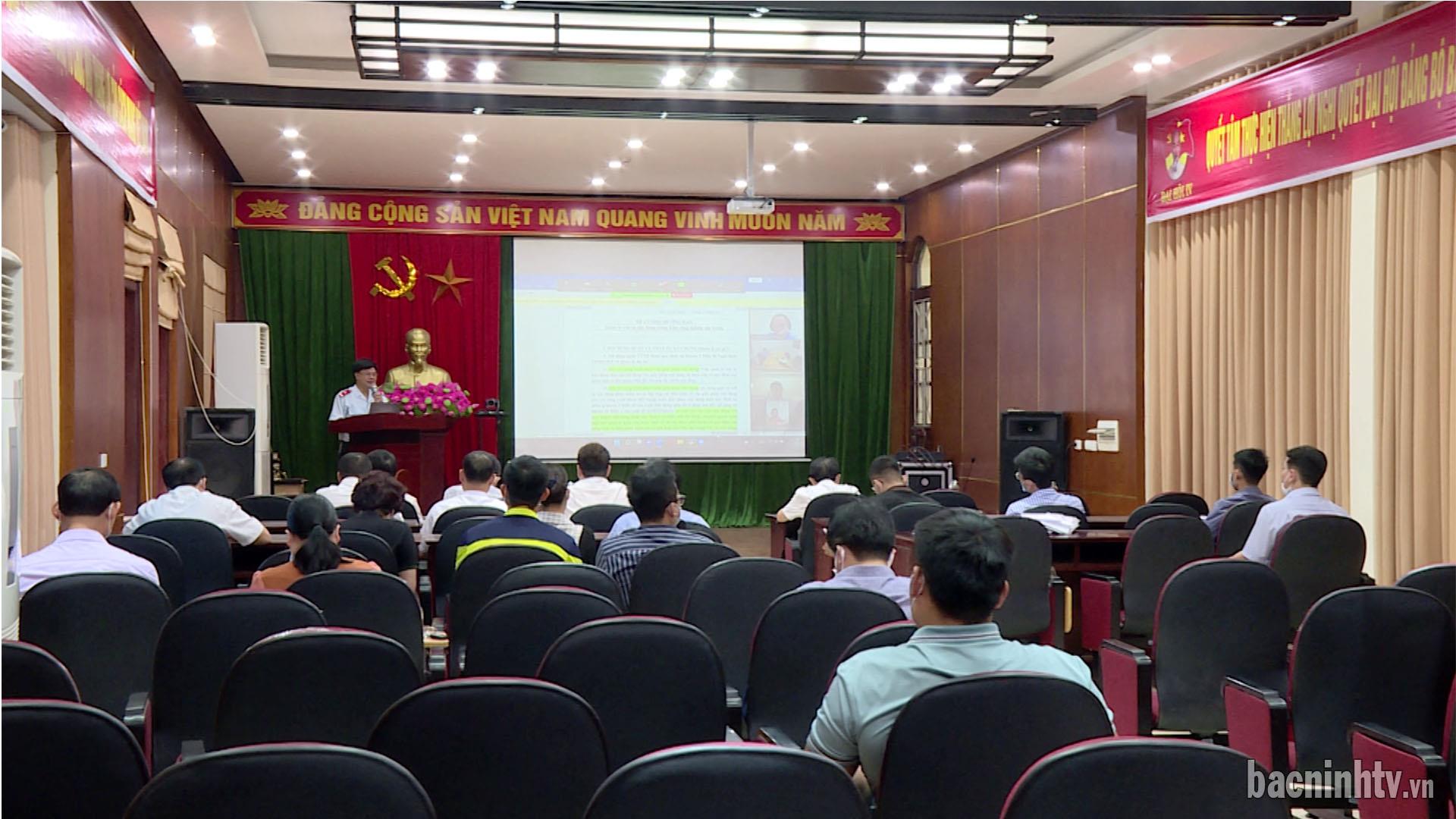 Tập huấn tiêm vắc - xin và quản lý trật tự xây dựng trong các KCN