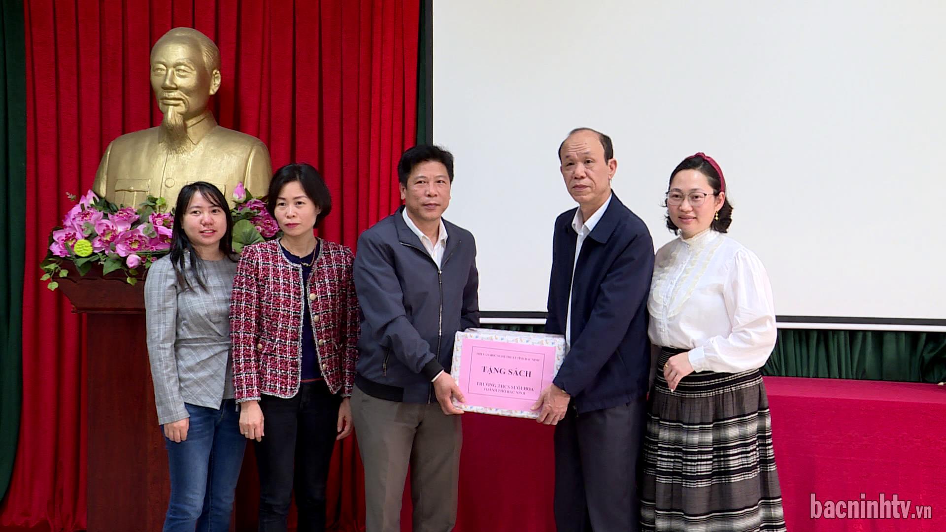 Hội VHNT tỉnh tặng sách các điểm thư viện và trường THCS