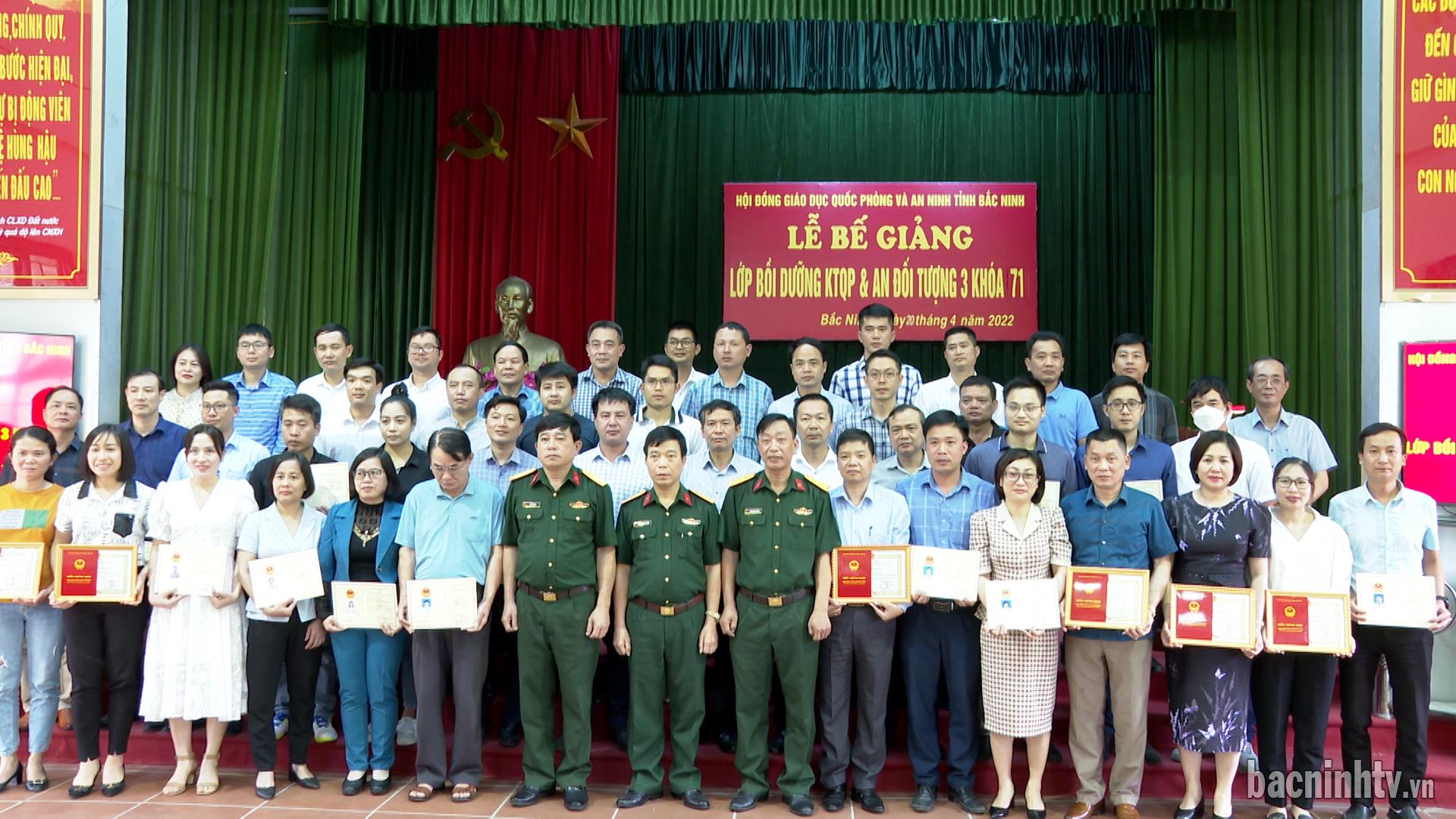 Bế giảng lớp bồi dưỡng kiến thức Quốc phòng – An ninh đối tượng 3