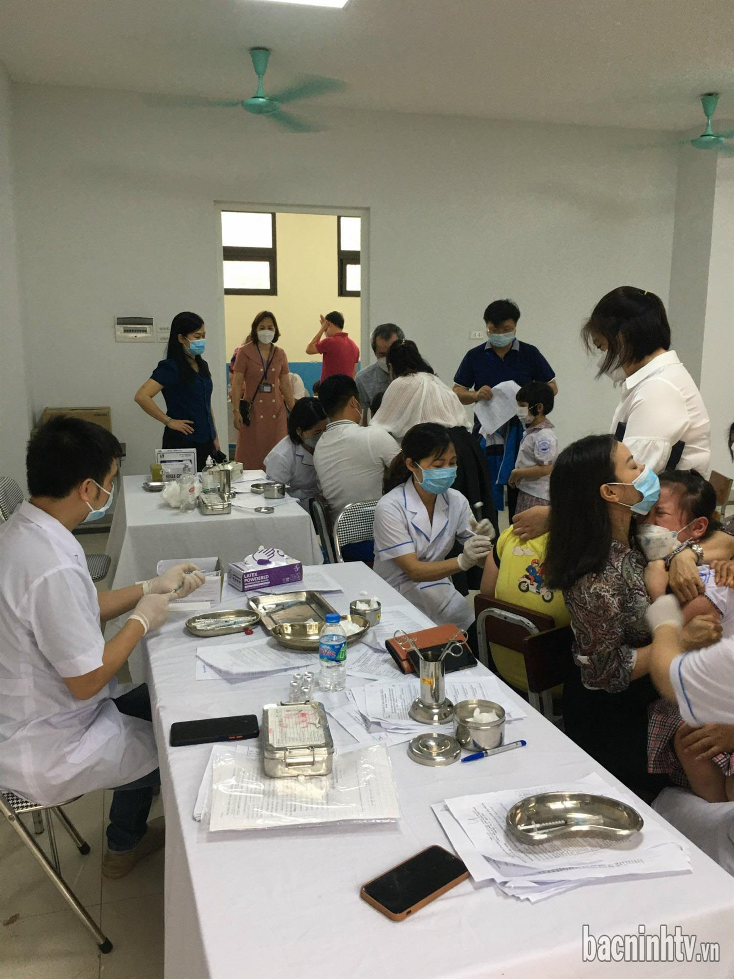 Hơn 300 học sinh Trường Tiểu học Suối hoa được tiêm phòng COVID-19