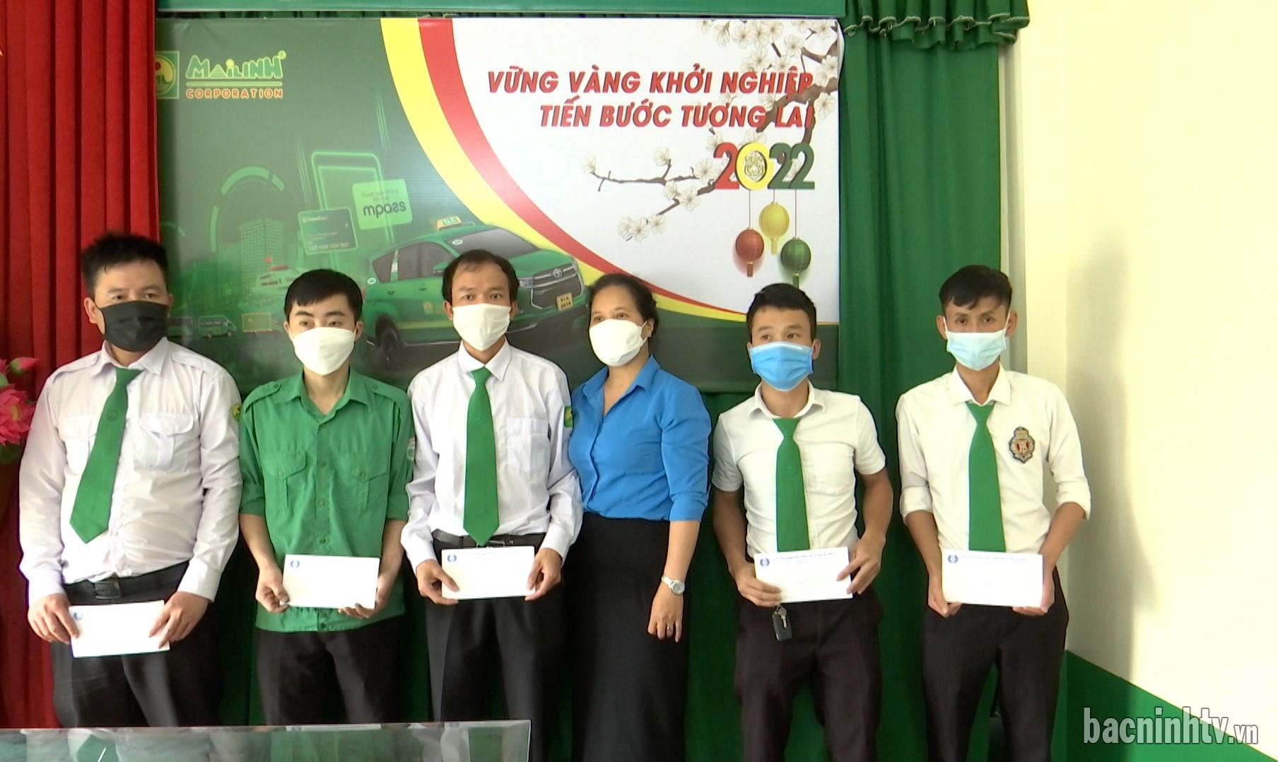 Công đoàn ngành Giao thông tặng quà CNLĐ có hoàn cảnh khó khăn