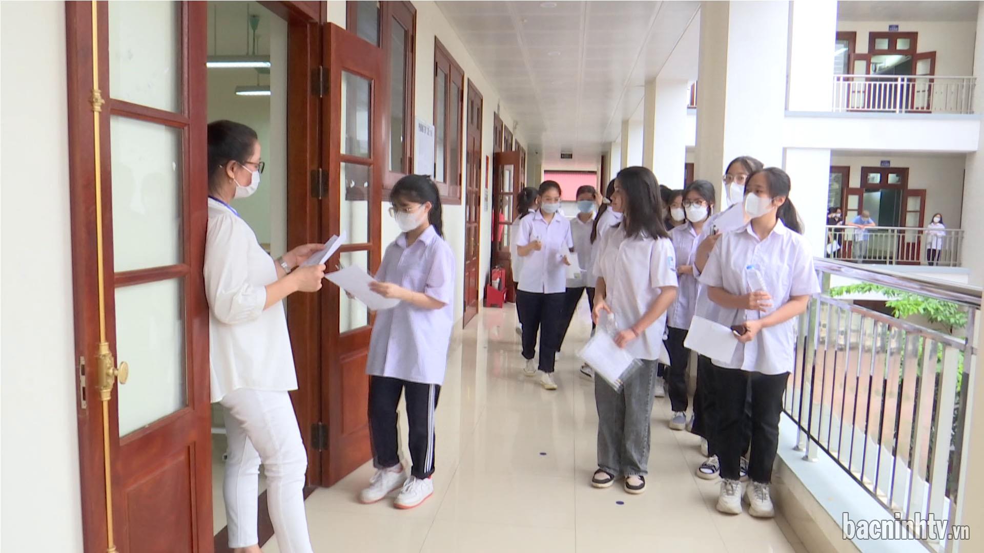 Sáng 15/6, hơn 15.000 thí sinh thi môn Ngữ Văn và Tiếng Anh